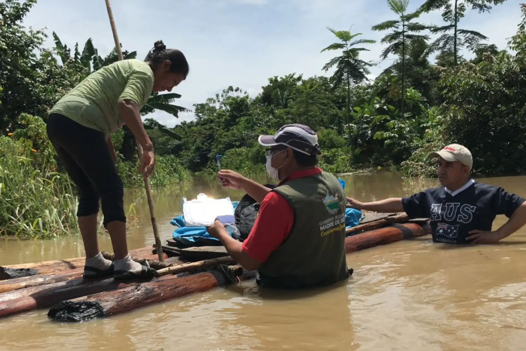 Entrega de víveres a familias afectadas por las inundaciones en Madre de Dios,  en el sector La Cachuela.
Foto: Gobierno Regional de Madre de Dios