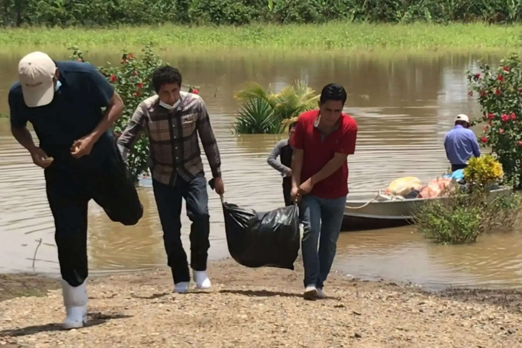 Entrega de víveres a familias afectadas por las inundaciones en Madre de Dios,  en el sector La Cachuela.
Foto: Gobierno Regional de Madre de Dios