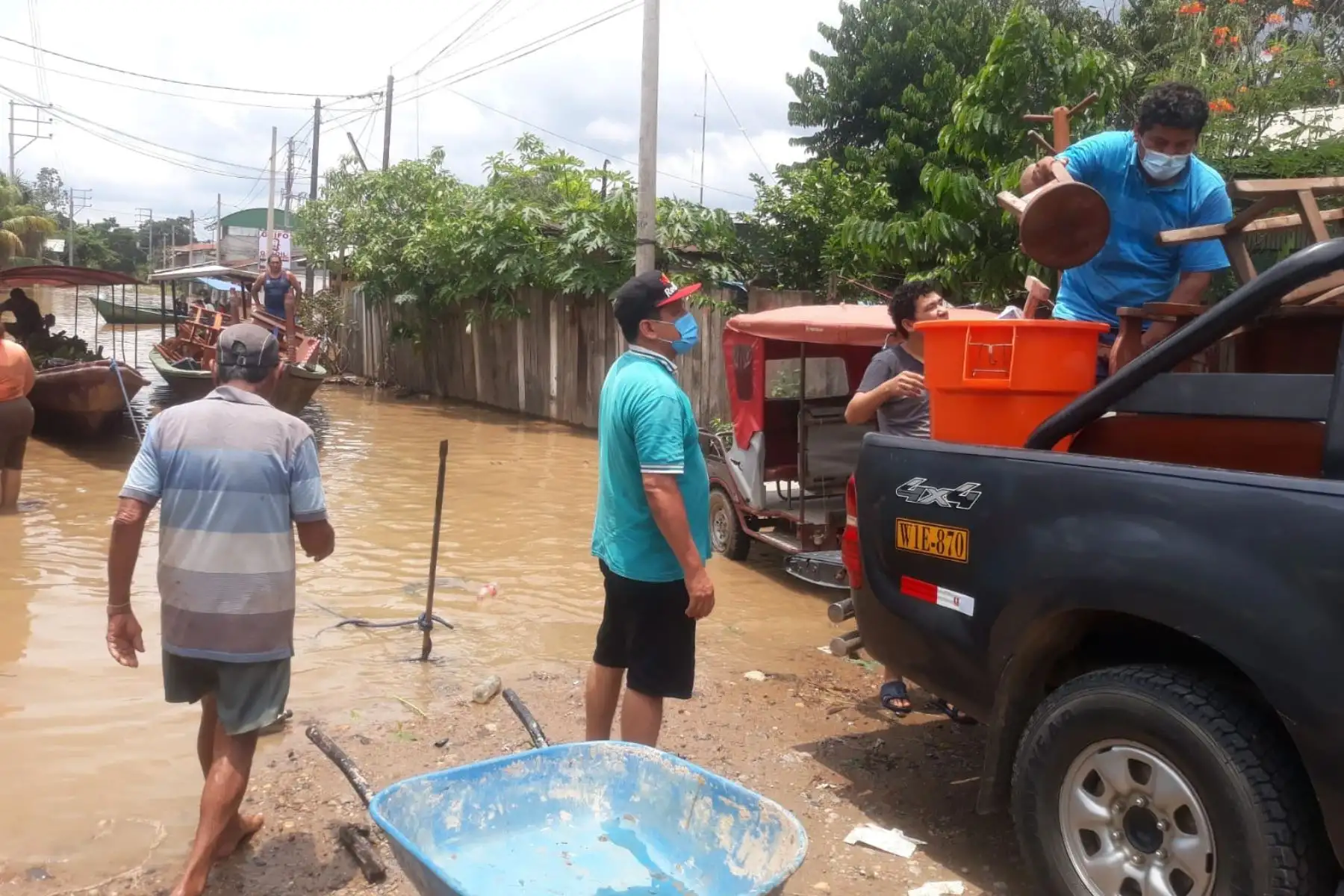 La Gerencia de Acondicionamiento Territorial del Gobierno Regional de Madre de Dios se suma a los equipos de rescate y colabora con la evacuación de damnificados de Pueblo Viejo.
Foto: Gobierno Regional de Madre de Dios
