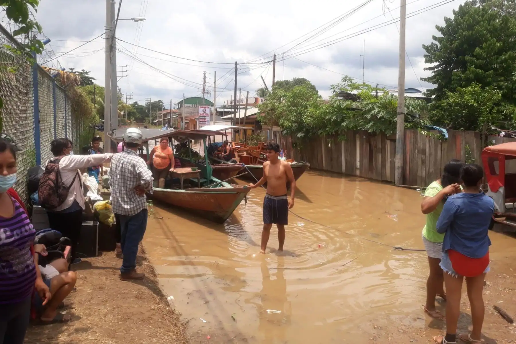La Gerencia de Acondicionamiento Territorial del Gobierno Regional de Madre de Dios se suma a los equipos de rescate y colabora con la evacuación de damnificados de Pueblo Viejo.
Foto: Gobierno Regional de Madre de Dios