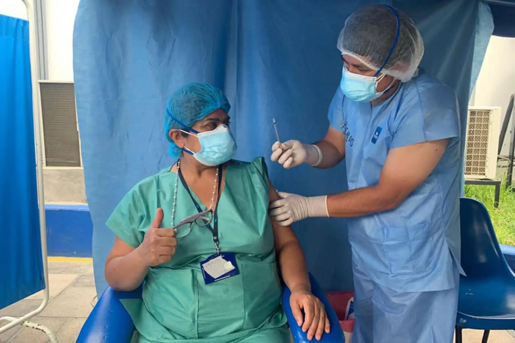 Desde el hospital Rebagliati, continúa la jornada de vacunación al personal de turno. Asimismo, se lleva a cabo un proceso ordenado, y respetando los flujos del proceso de vacunación, con las medidas de bioseguridad, dentro  del Hospital Rebagliati.
Foto: Essalud