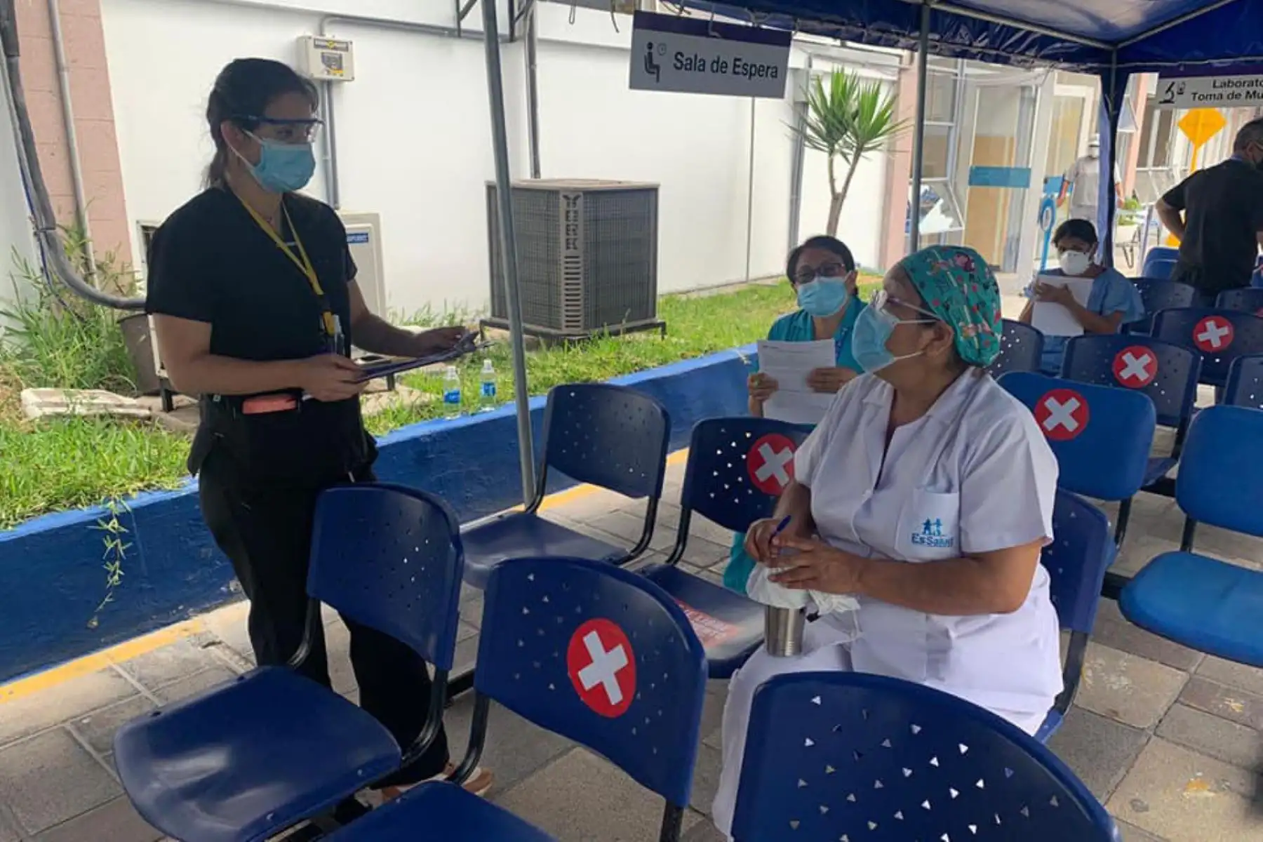 Desde el hospital Rebagliati, continúa la jornada de vacunación al personal de turno. Asimismo, se lleva a cabo un proceso ordenado, y respetando los flujos del proceso de vacunación, con las medidas de bioseguridad, dentro  del Hospital Rebagliati.
Foto: Essalud