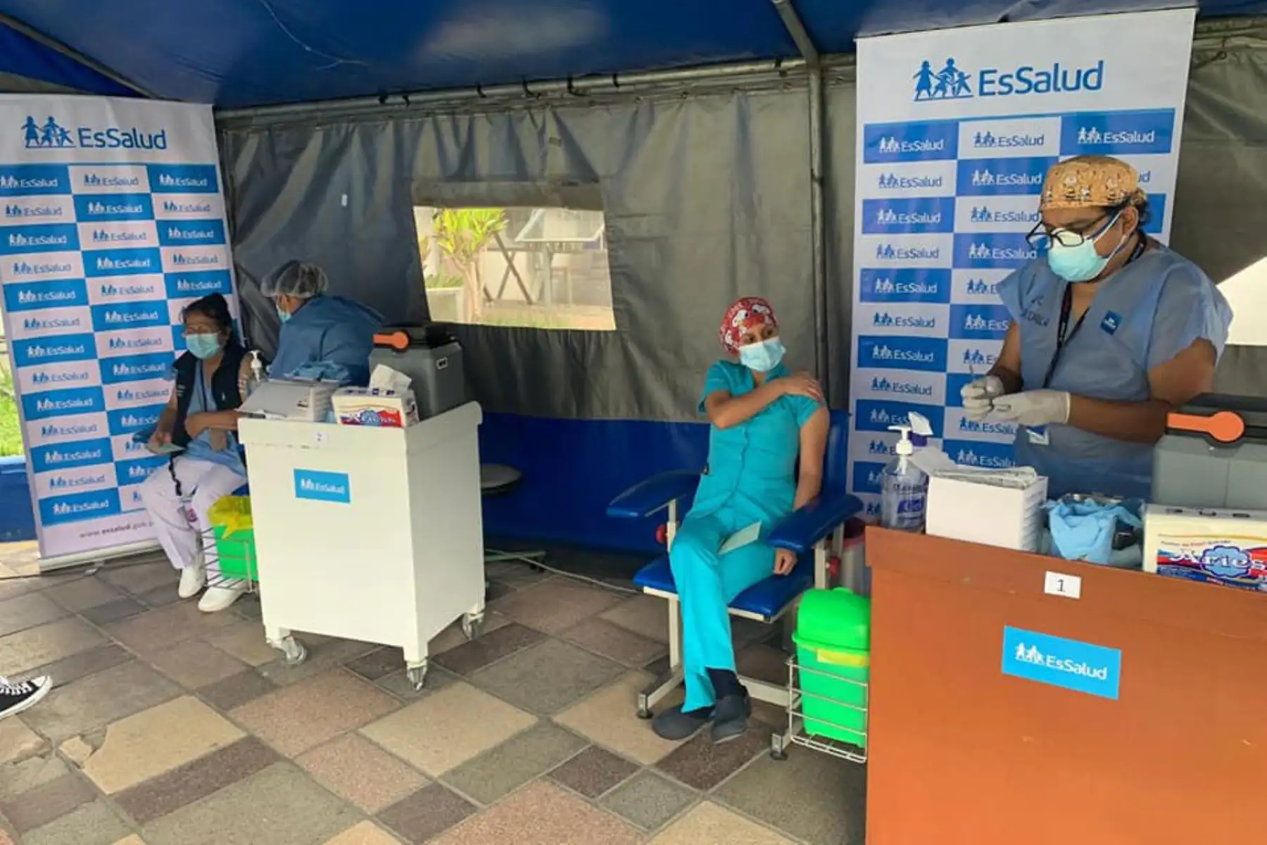 Desde el hospital Rebagliati, continúa la jornada de vacunación al personal de turno. Asimismo, se lleva a cabo un proceso ordenado, y respetando los flujos del proceso de vacunación, con las medidas de bioseguridad, dentro  del Hospital Rebagliati.
Foto: Essalud