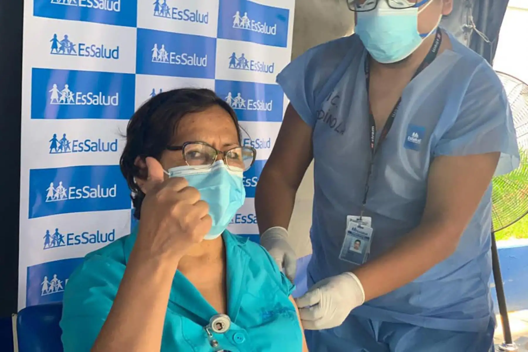 Desde el hospital Rebagliati, continúa la jornada de vacunación al personal de turno. Asimismo, se lleva a cabo un proceso ordenado, y respetando los flujos del proceso de vacunación, con las medidas de bioseguridad, dentro  del Hospital Rebagliati.
Foto: Essalud