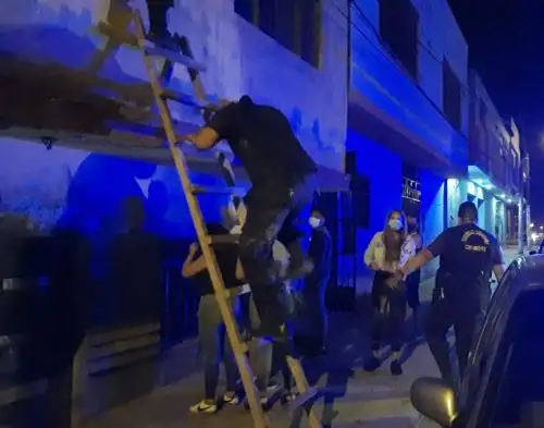 Policía Nacional intervino esta madrugada en Chimbote a 40 personas en un bar, infringiendo la inmovilización social obligatoria. ANDINA/Difusión