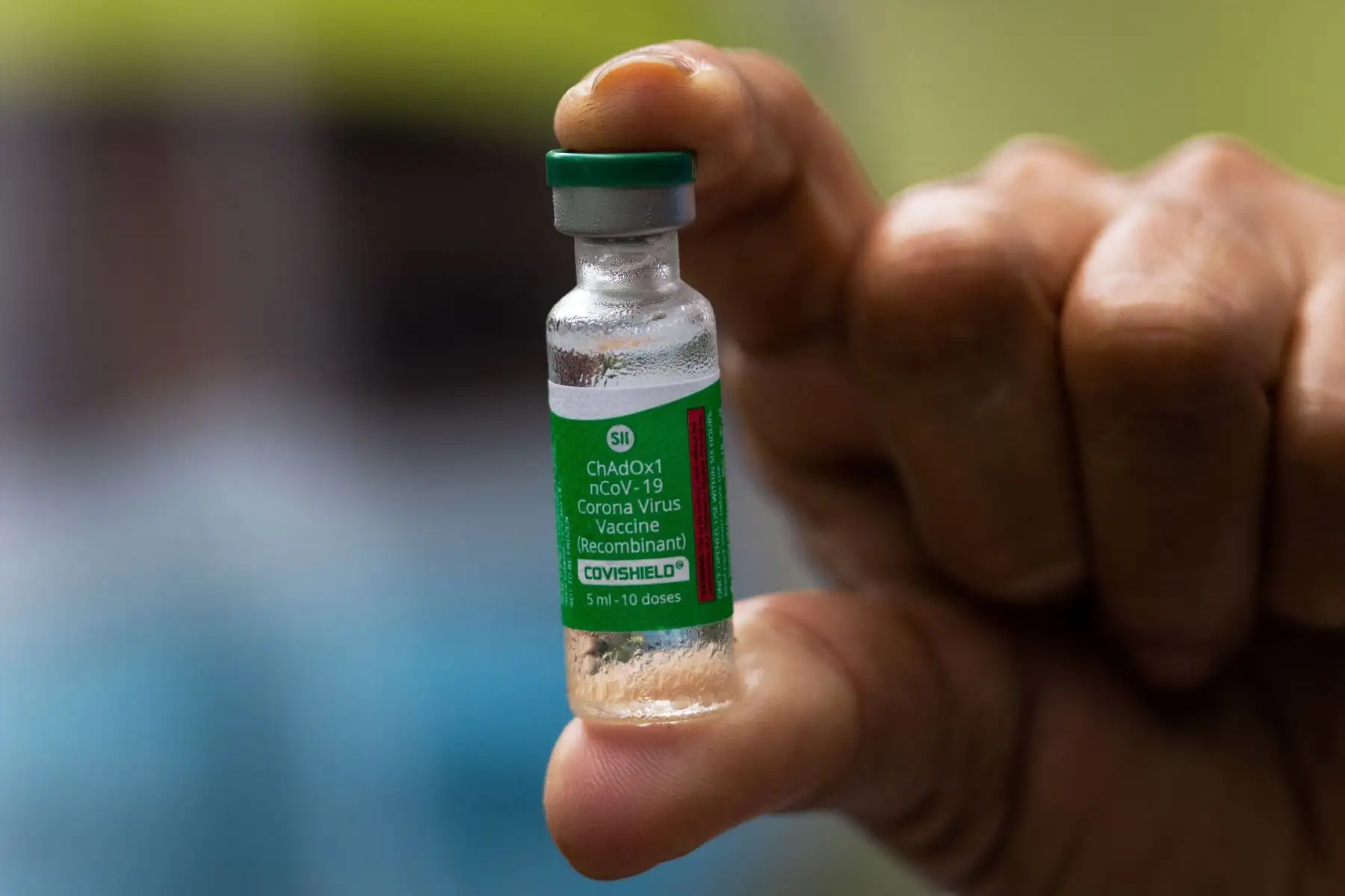 La enfermera Janete Da Silva Oliveira sostiene una dosis de la vacuna COVID-19 Oxford-AstraZeneca en la comunidad Nossa Senhora Livramento a orillas del Río Negro cerca de Manaus, estado de Amazonas, Brasil. Desde el comienzo de la epidemia más de 111.331.990 personas contrajeron la enfermedad. De ellas al menos 68.323.000 se recuperaron, según las autoridades. Foto: AFP
