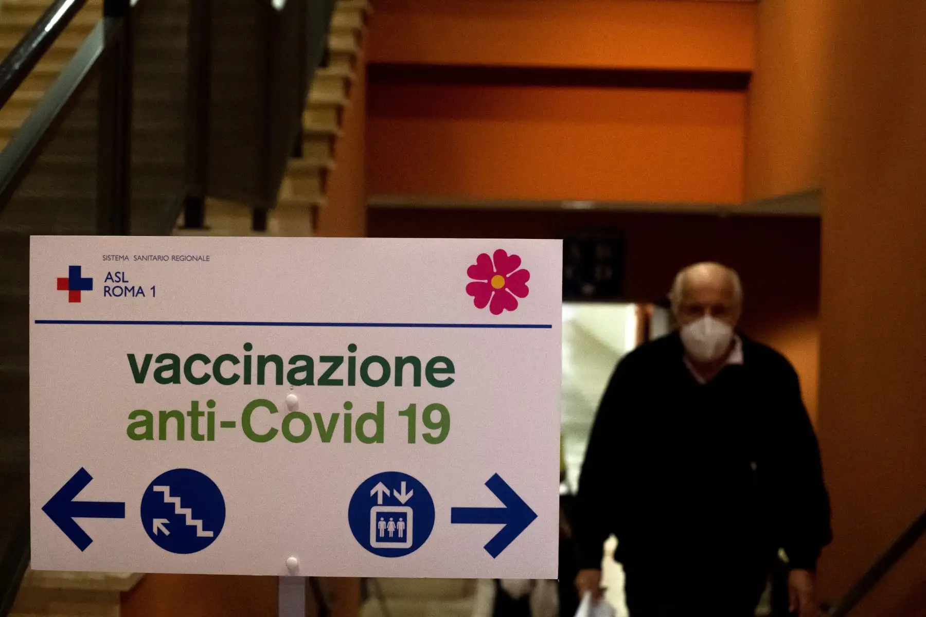 Un hombre ingresa.  en un centro de vacunación Covid-19 ubicado en el "Auditorium Parco della Musica" en Roma. Desde el comienzo de la epidemia más de 111.331.990 personas contrajeron la enfermedad. De ellas al menos 68.323.000 se recuperaron, según las autoridades. Foto: AFP