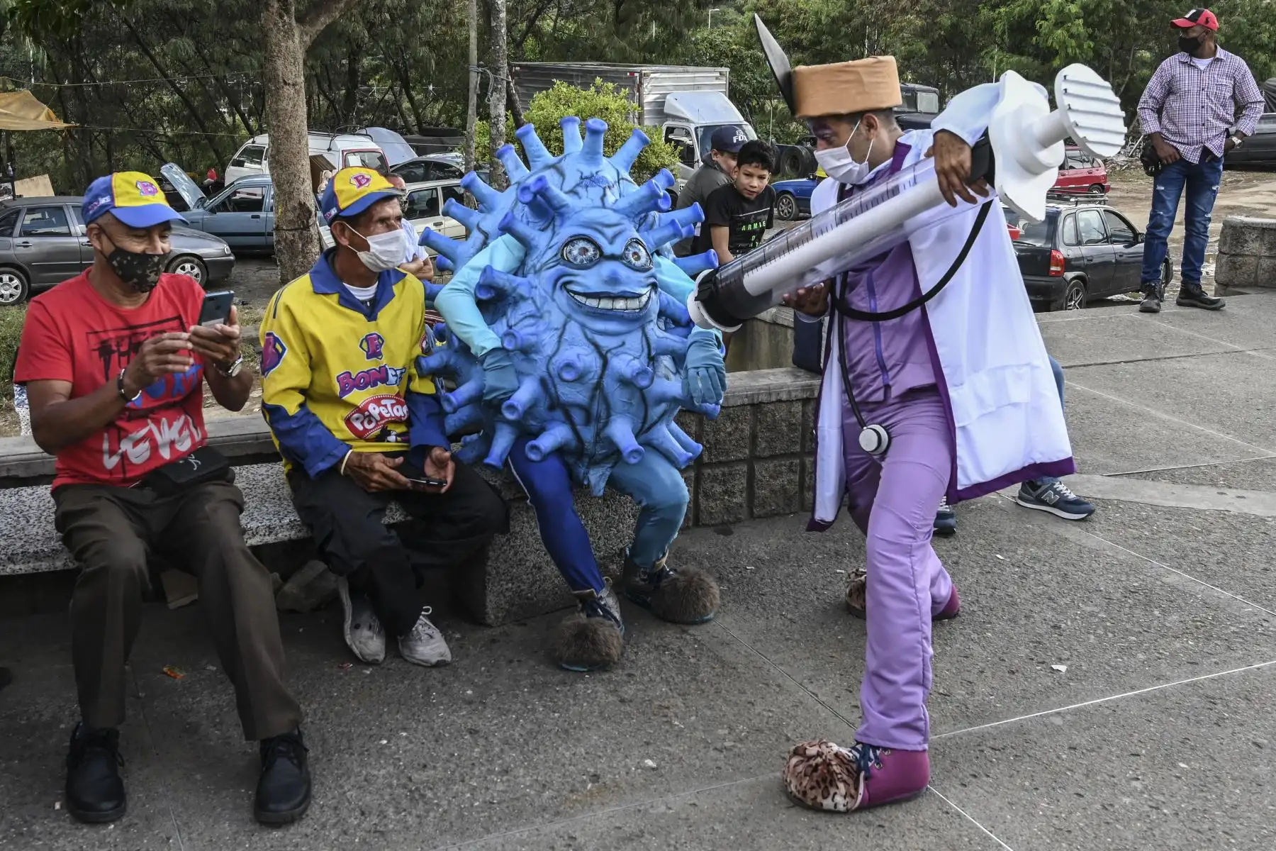 Artistas actúan durante una campaña para promover la vacunación contra COVID-19 en medio de la pandemia del nuevo coronavirus, en Medellín, Colombia. Desde el comienzo de la epidemia más de 111.331.990 personas contrajeron la enfermedad. De ellas al menos 68.323.000 se recuperaron, según las autoridades. Foto: AFP