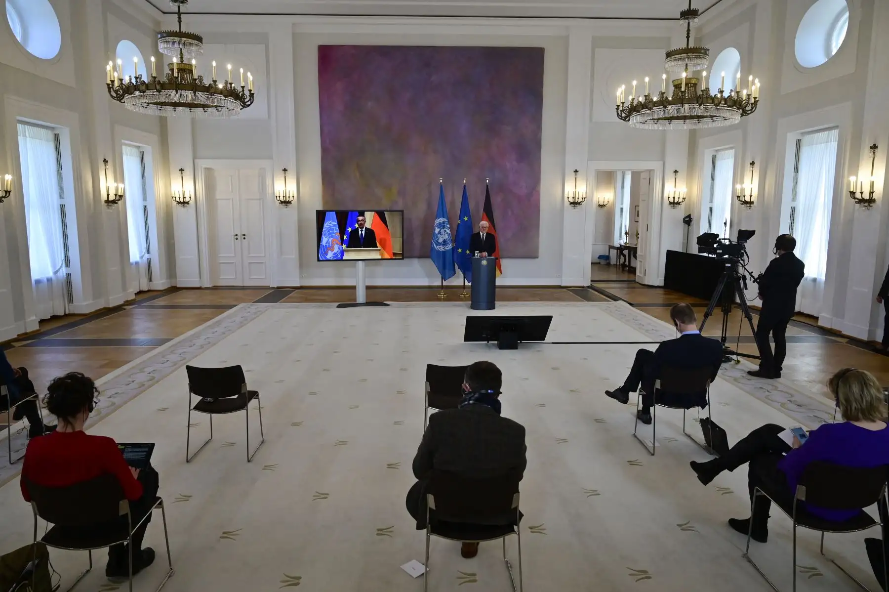 Los periodistas escuchan mientras el presidente alemán Frank-Walter Steinmeier (atrás) ofrece una conferencia de prensa con Tedros Adhanom Ghebreyesus, Director General de la Organización Mundial de la Salud (OMS), a través de una videoconferencia y con el distanciamiento social. Desde el comienzo de la epidemia más de 111.331.990 personas contrajeron la enfermedad. De ellas al menos 68.323.000 se recuperaron, según las autoridades. Foto: AFP