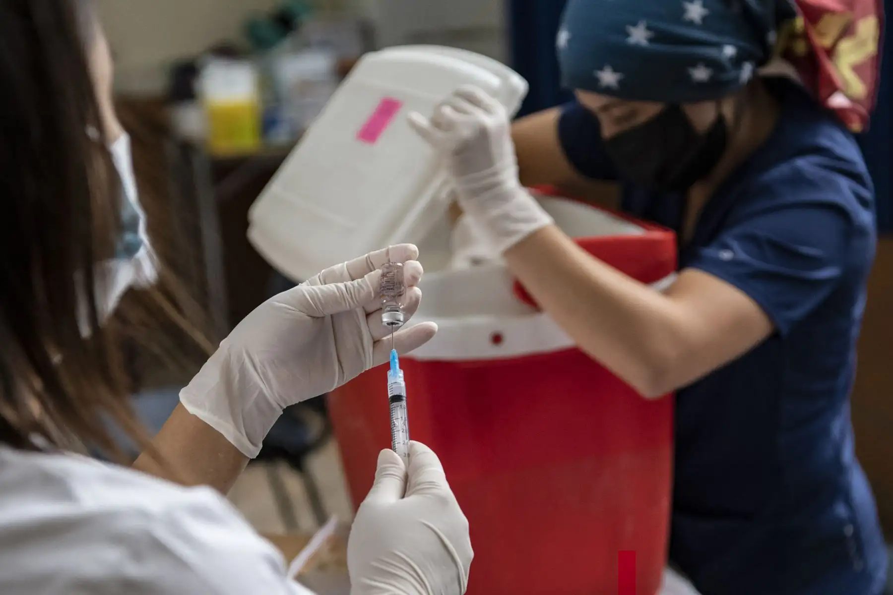 Un trabajador de la salud se prepara para administrar una dosis de la vacuna COVID-19 de fabricación china CoronaVac a un maestro en un centro de vacunación en Santiago. Desde el comienzo de la epidemia más de 111.331.990 personas contrajeron la enfermedad. De ellas al menos 68.323.000 se recuperaron, según las autoridades. Foto: AFP