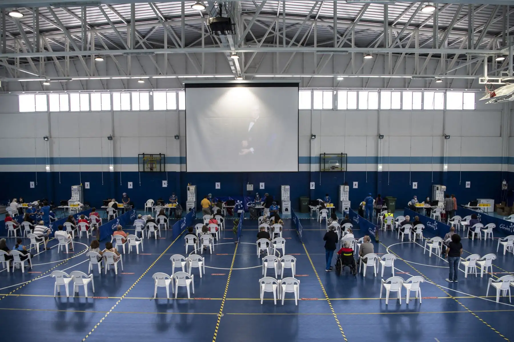 Maestros esperan su turno para recibir una dosis de la vacuna COVID-19 de fabricación china CoronaVac en medio de la pandemia del nuevo coronavirus, en un centro de vacunación en Santiago de Chile. Desde el comienzo de la epidemia más de 111.331.990 personas contrajeron la enfermedad. De ellas al menos 68.323.000 se recuperaron, según las autoridades. Foto: AFP