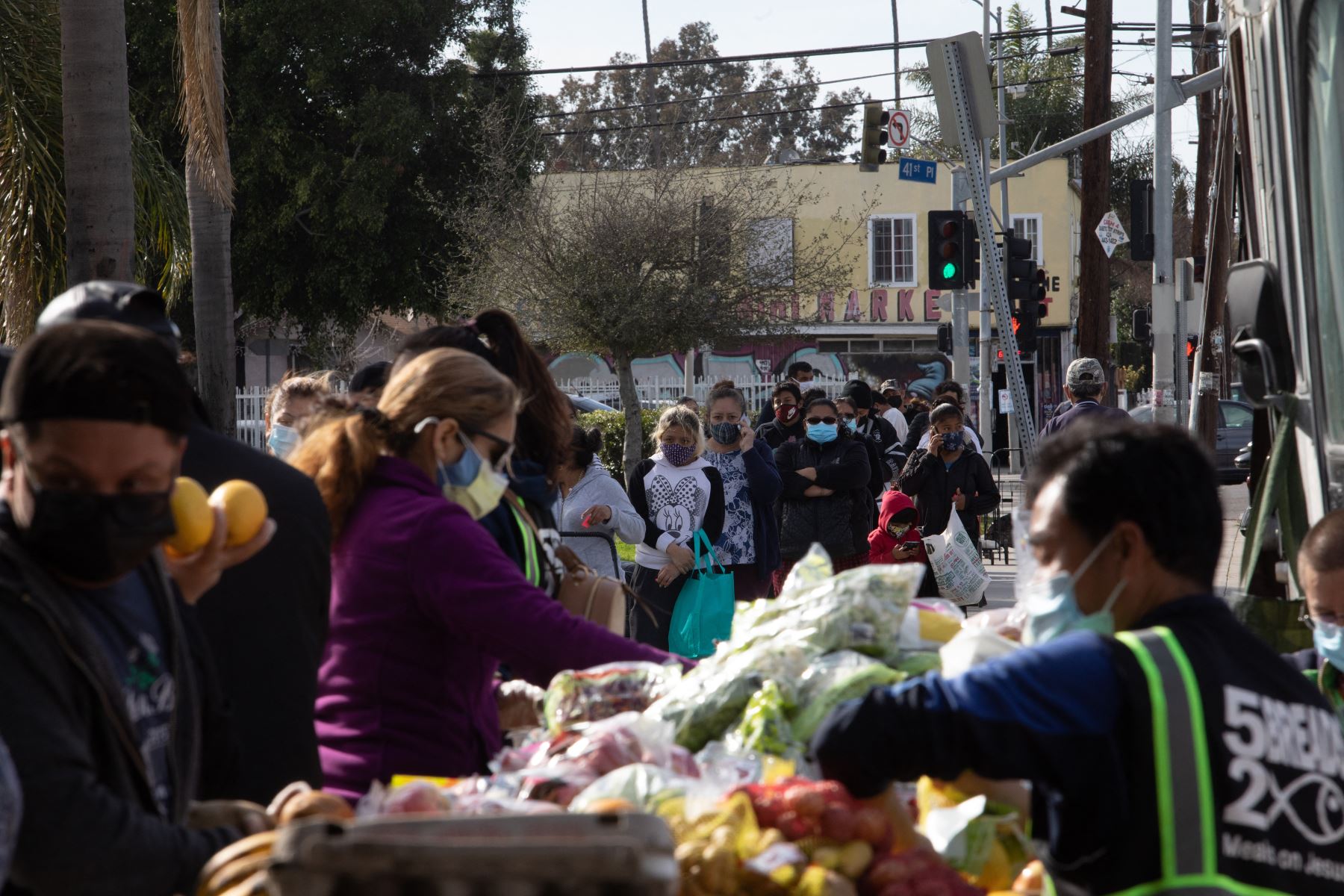 Voluntarios empacan comida mientras la gente espera en fila en el Centro de Distribución de Alimentos "5 Breads & 2 Fish" en el Centro Sur de Los Ángeles, California. Foto: AFP