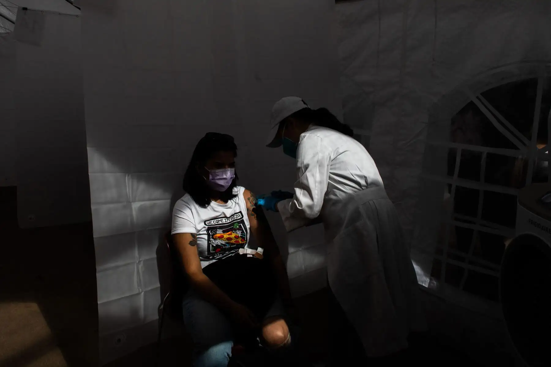 Una enfermera administra la vacuna Moderna Covid-19 en Kedren Community Health Center, en el centro sur de Los Ángeles, California. Foto: AFP