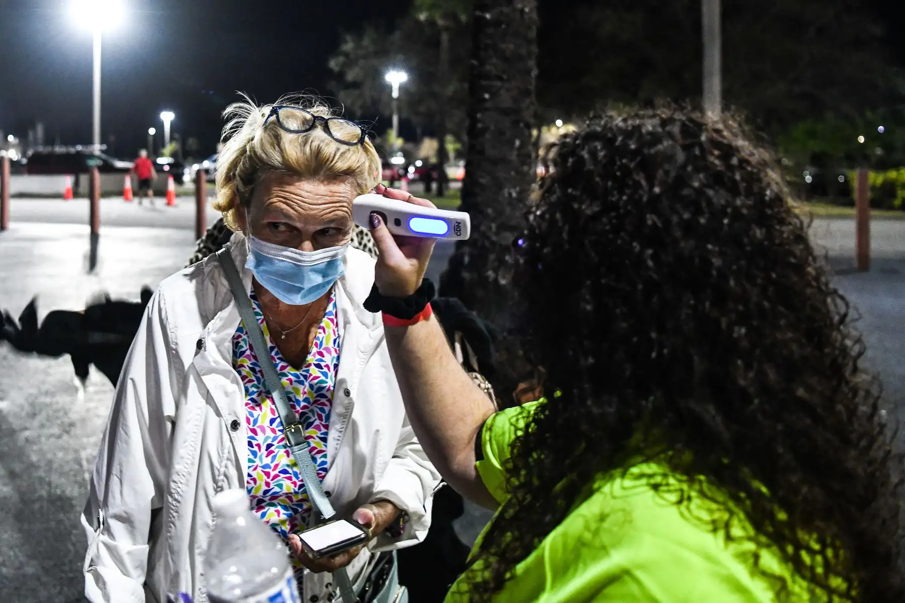 A los asistentes se les controla la temperatura cuando llegan para la presentación de "La Boheme" en el escenario para la primera presentación de ópera convencional en los EE. UU. desde el comienzo de la pandemia Covid-19. Foto: AFP