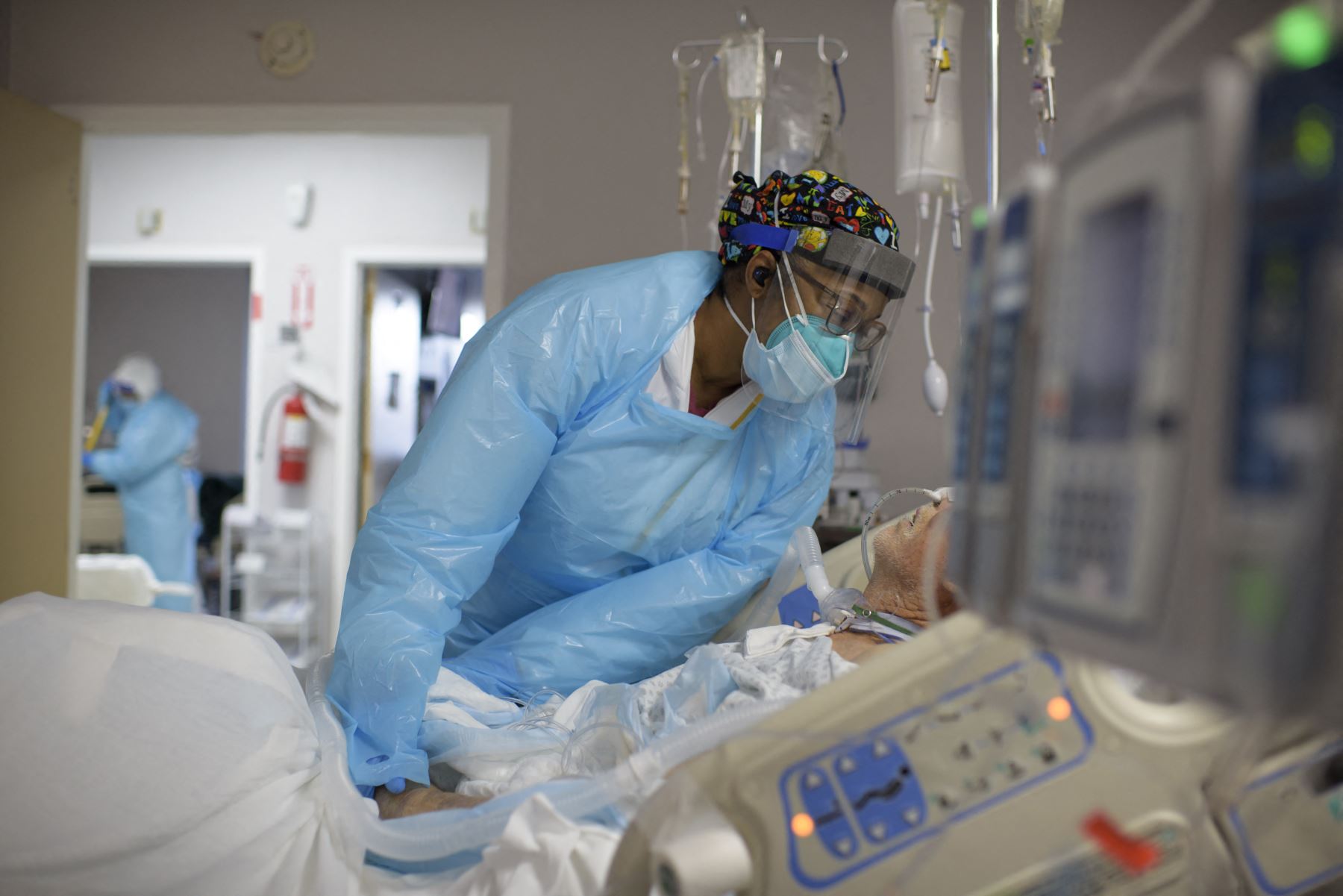 La trabajadora de la salud Demetra Ransom consuela a un paciente en la sala Covid-19 del United Memorial Medical Center en Houston, Texas. Foto: AFP
