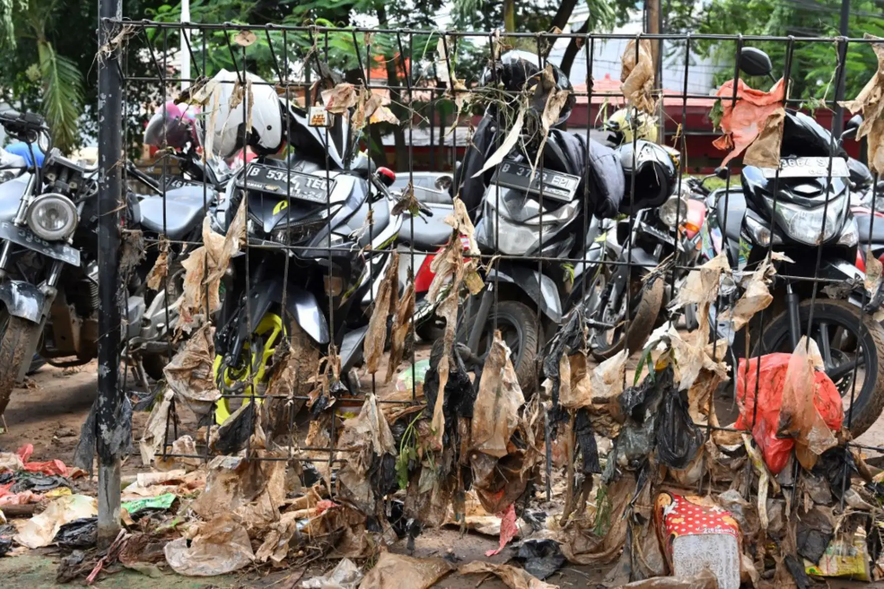 La basura cubierta de lodo traída por las inundaciones se muestra pegada a una cerca en Kemang en Yakarta después que varias zonas de la capital de Indonesia se inundaron por las fuertes lluvias estacionales.

Foto: AFP