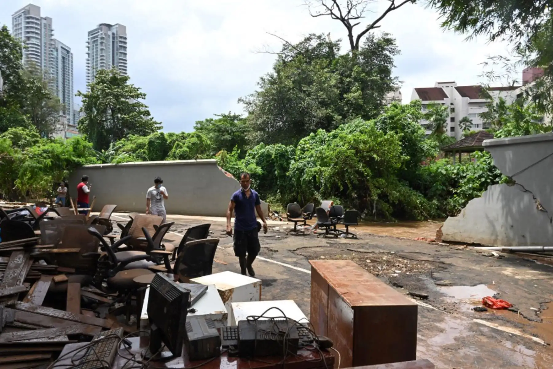 Damnificados pusieron a secar los muebles embarrados de un restaurante en Kemang, Yakarta después que varias zonas de la capital de Indonesia se inundaron por las fuertes lluvias estacionales.

Foto: AFP
