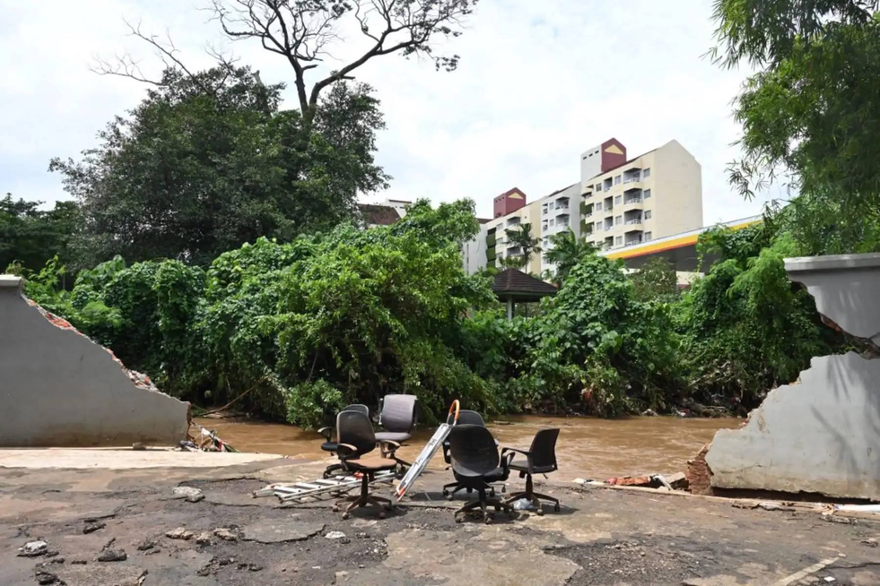 Muuebles se secan al sol junto a una pared donde el río Krukut atravesó e inundó el área en Kemang en Yakarta después que varias zonas de la capital de Indonesia se inundaron por las fuertes lluvias estacionales.

Foto: AFP