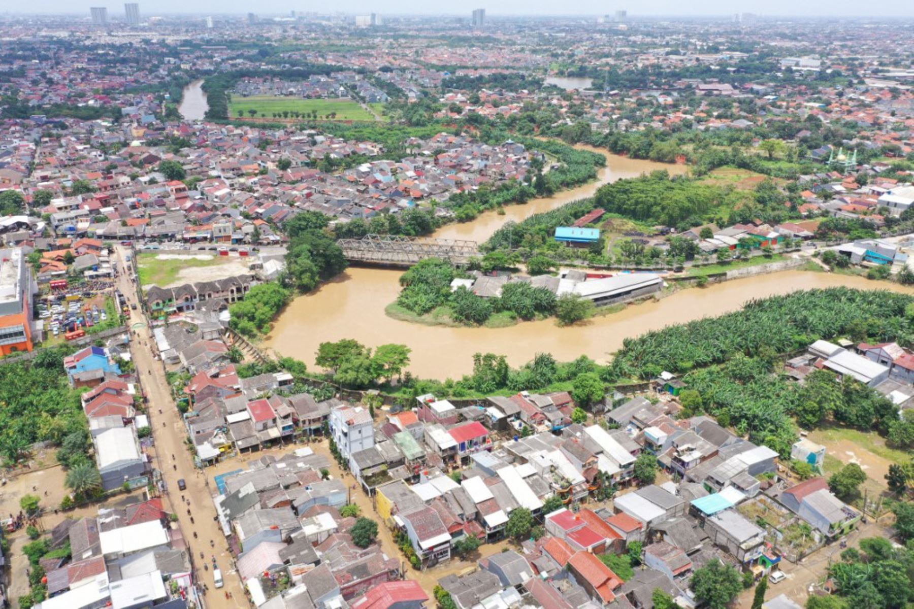 Esta foto aérea muestra un complejo de viviendas un día después de la inundación en Pondok Gede, Bekasi, Java Occidental.

Foto: AFP