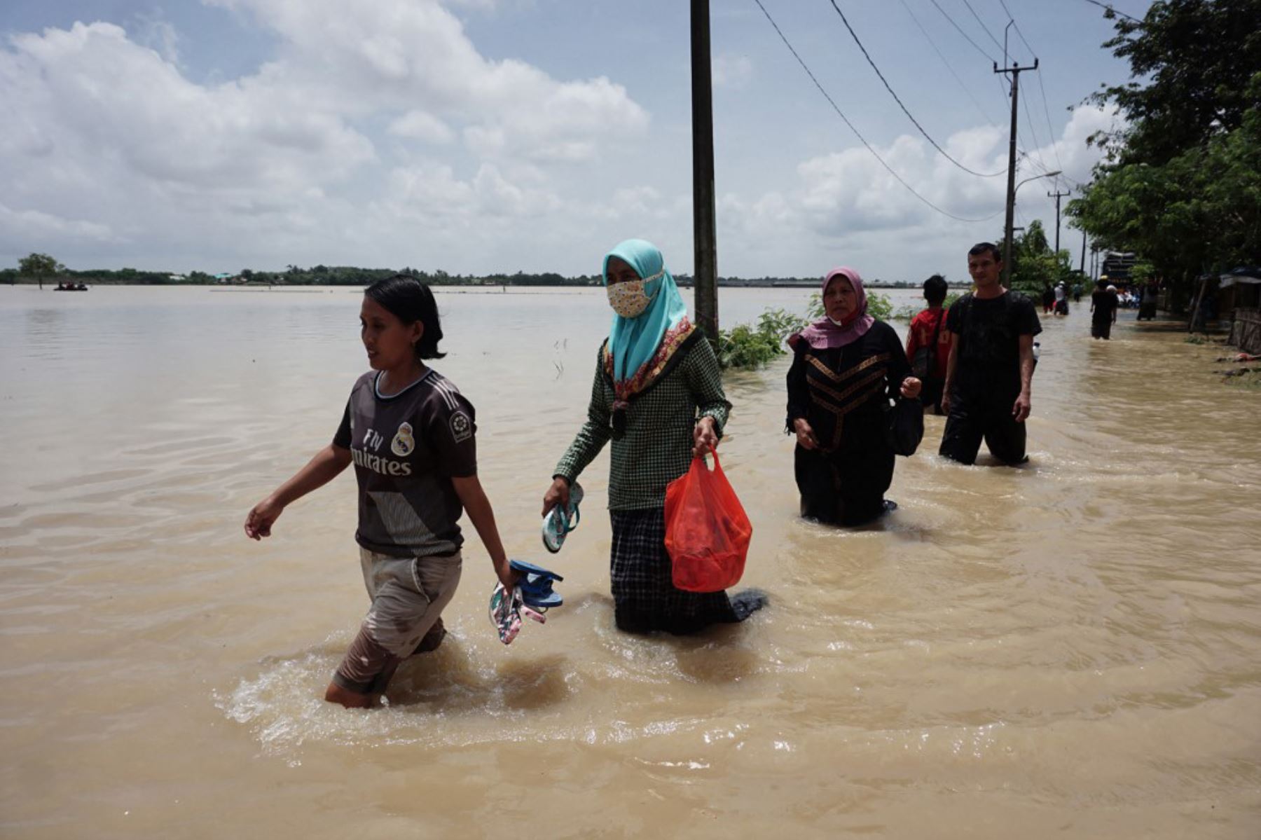 Los residentes avanzan a lo largo de una calle inundada en Bekasi, Java Occidental, después que varias zonas de la capital de Indonesia se inundaron por las fuertes lluvias estacionales.

Foto: AFP