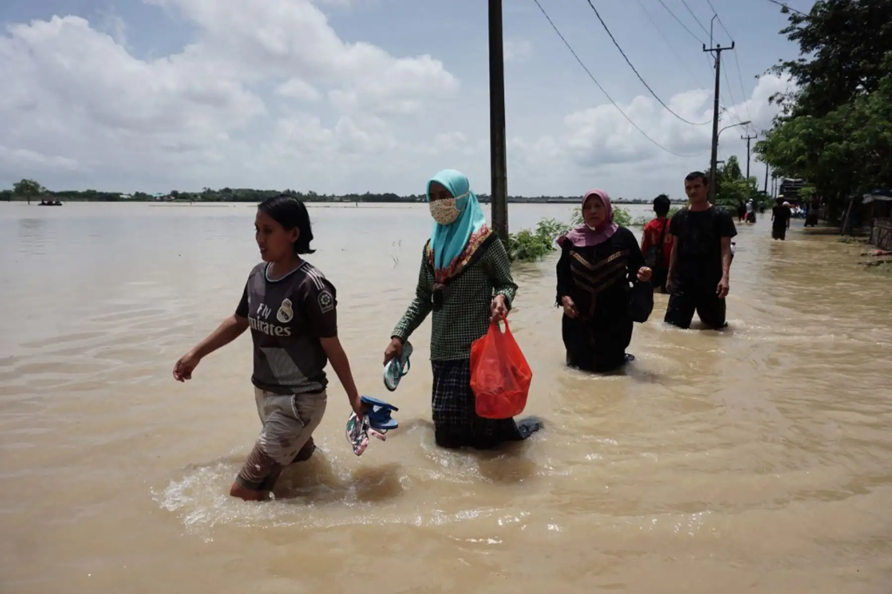 Los residentes avanzan a lo largo de una calle inundada en Bekasi, Java Occidental, después que varias zonas de la capital de Indonesia se inundaron por las fuertes lluvias estacionales.

Foto: AFP