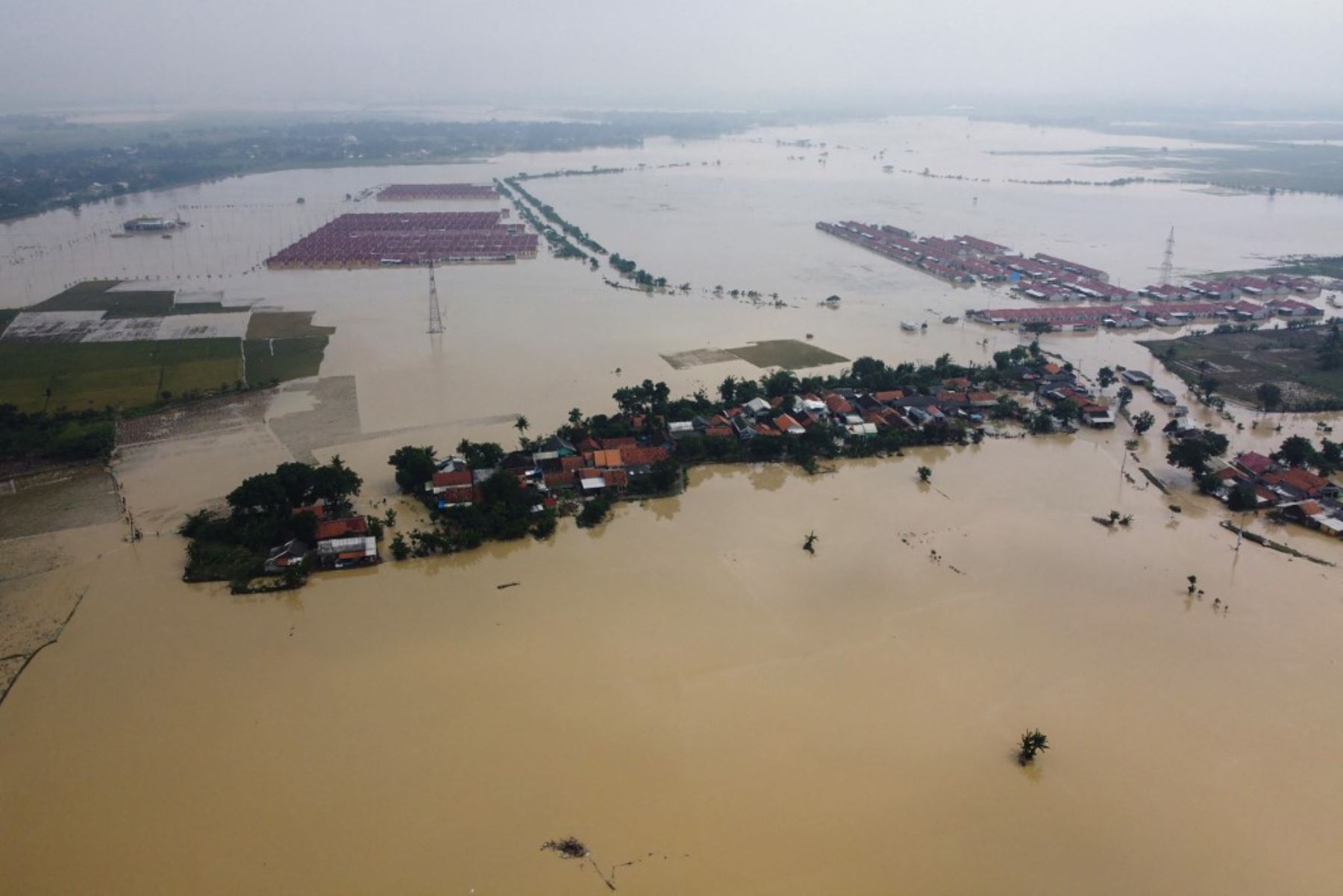 Esta foto aérea muestra áreas inundadas en Bekasi, Java Occidental. Foto: AFP