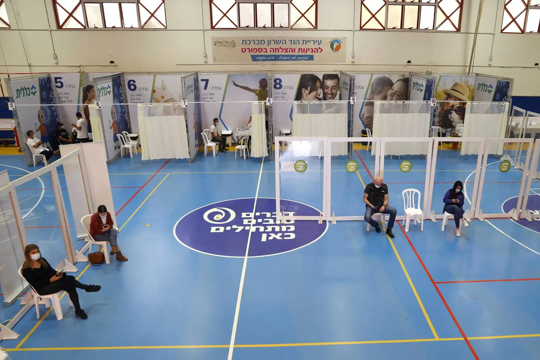 Los israelíes reciben la vacuna Pfizer-BioNtech COVID-19 en Clalit Health Services, en un gimnasio en la ciudad central israelí de Hod Hasharon, el 4 de febrero de 2021. Foto: AFP
