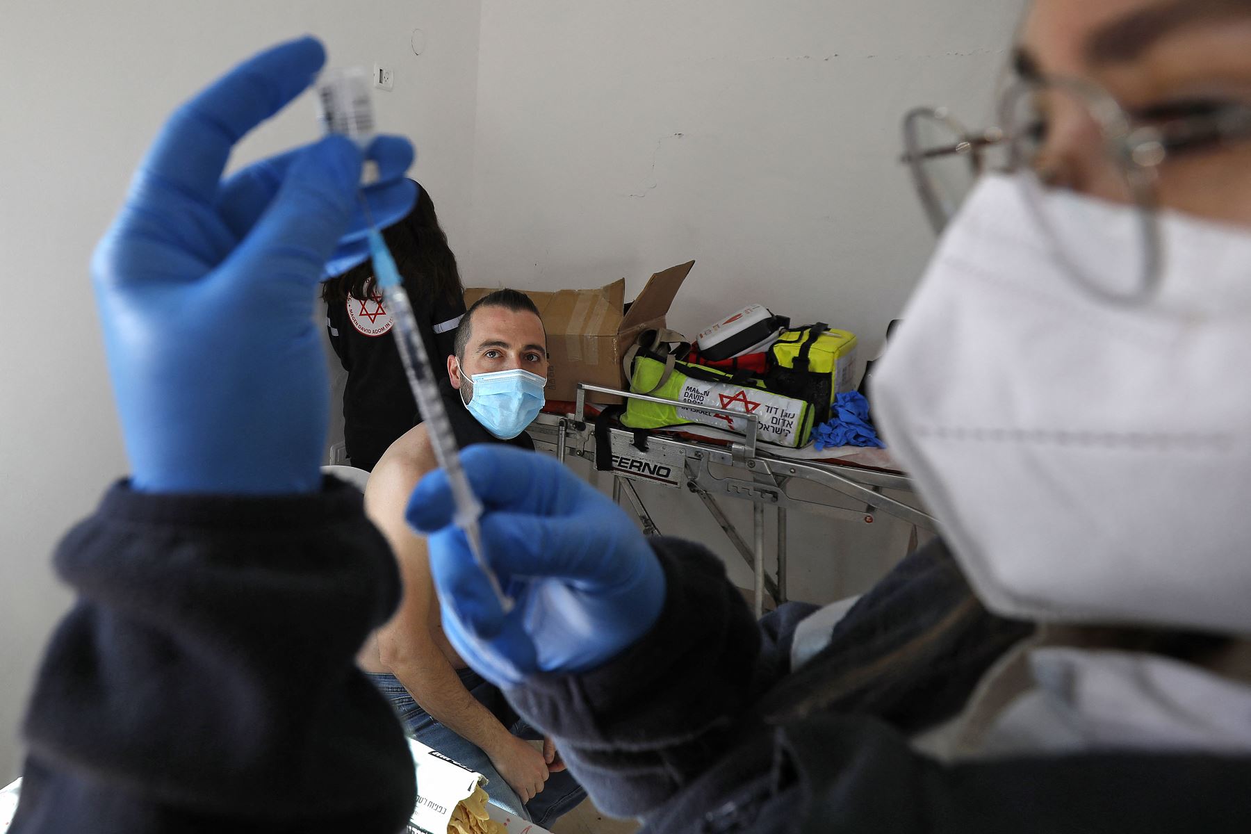Un trabajador de la salud prepara una dosis de la vacuna contra el coronavirus COVID-19 de Pfizer-BioNtech en una clínica móvil cerca de Moshav Dalton en el norte de Israel el 22 de febrero de 2021. Foto: AFP