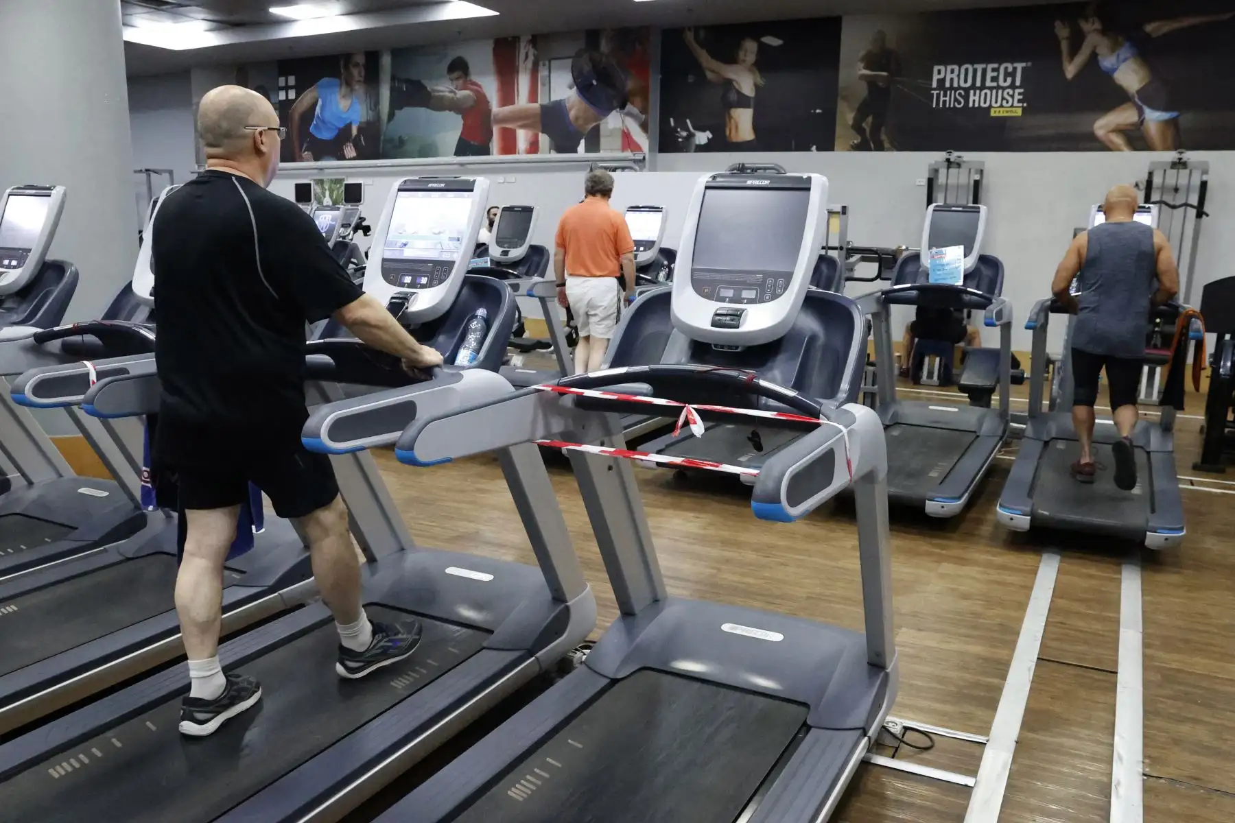 Las personas hacen ejercicio en un gimnasio en la ciudad costera israelí de Netanya el 21 de febrero de 2021, luego que el país se diera paso hacia la normalidad, reabriendo una serie de negocios y servicios. Foto: AFP