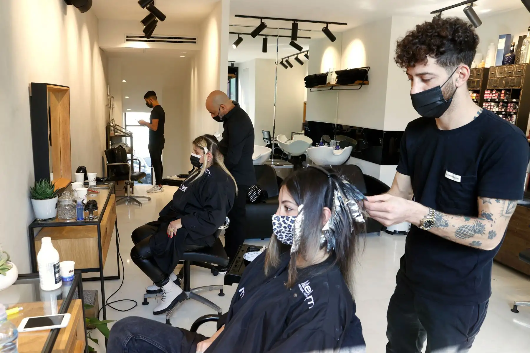 Nujeres se peinan en un salón en la ciudad costera israelí de Tel Aviv el 7 de febrero de 2021, luego del levantamiento de un cierre nacional tras éxito de vacunas contra el Covid-19. Foto: AFP