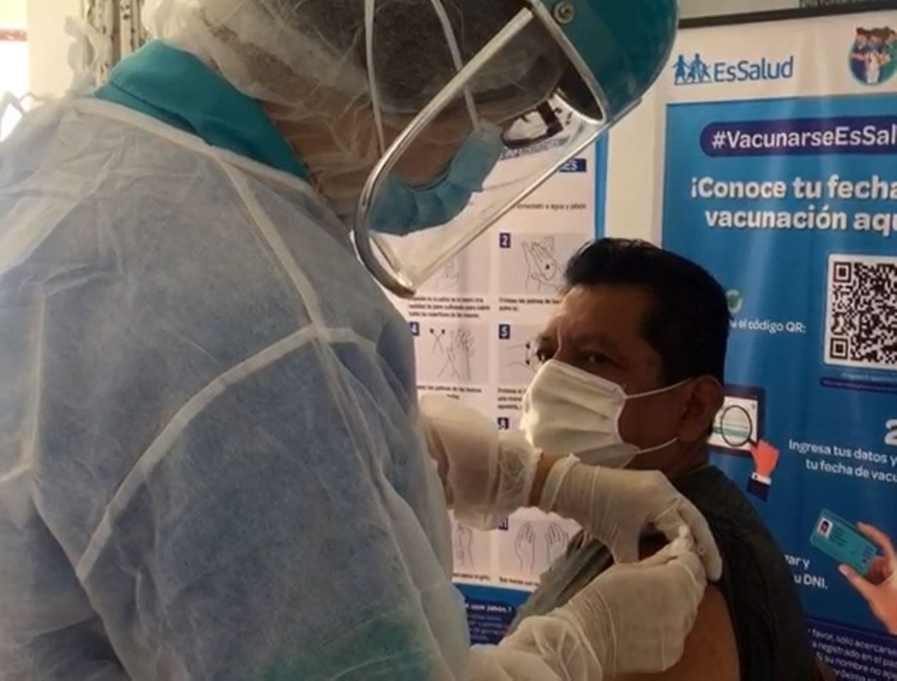 Profesionales de EsSalud en Huánuco celebran el reinicio del proceso de vacunación contra la covid-19. ANDINA/Difusión