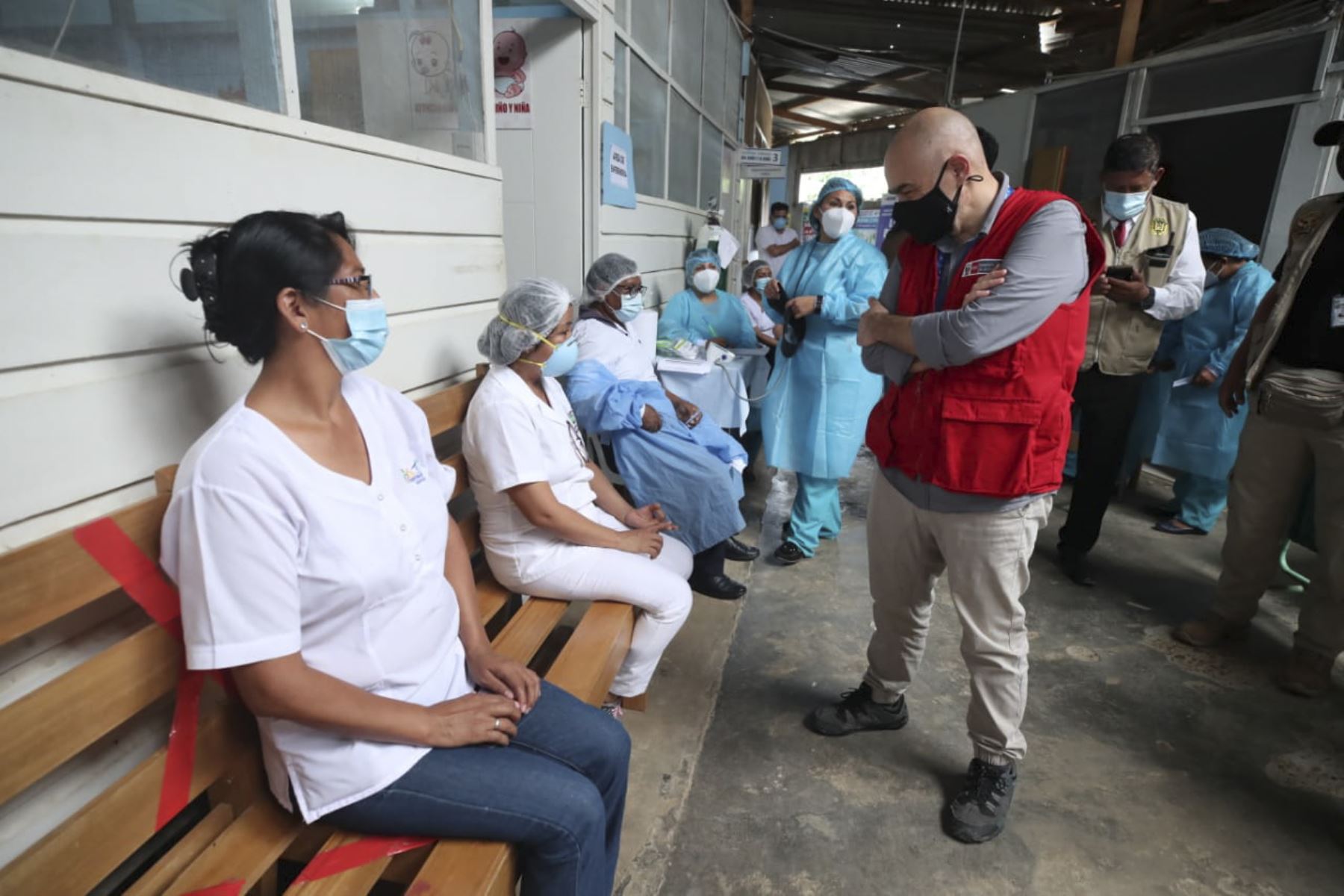El ministro del Ambiente, Gabriel Quijandría, supervisó la vacunación contra el covid-19 al personal de salud en Madre de Dios. Foto: ANDINA/Minam