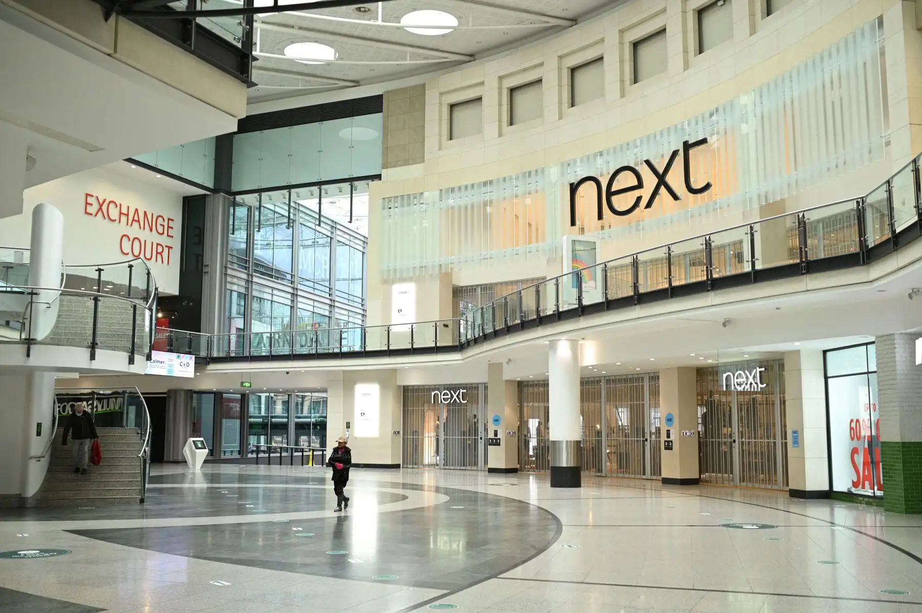 Los miembros del público caminan frente a las tiendas cerradas en el centro comercial Arndale en Manchester mientras la vida continúa bajo el tercer bloqueo del coronavirus. Foto: AFP