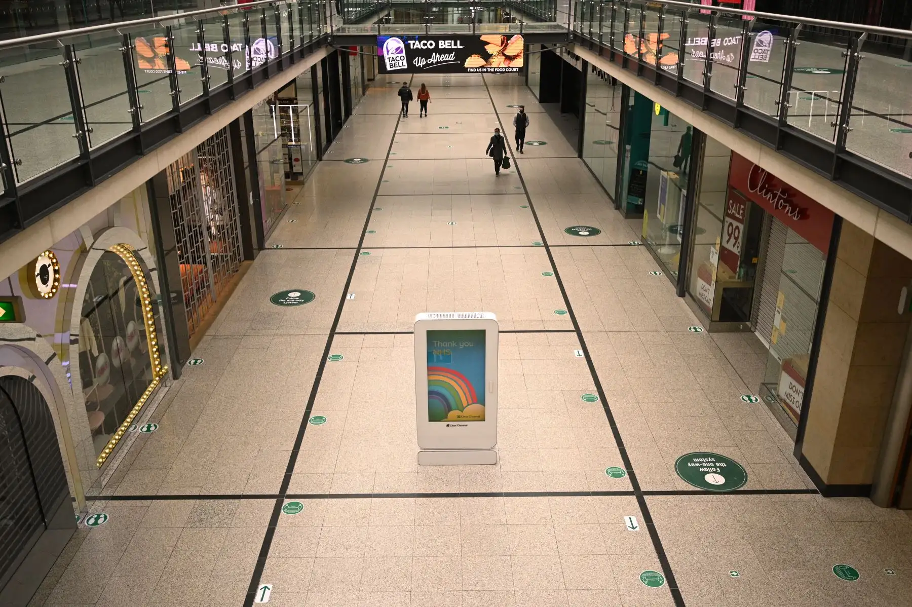 Los miembros del público caminan frente a las tiendas cerradas en el centro comercial Arndale en Manchester mientras la vida continúa bajo el tercer bloqueo del coronavirus. Foto: AFP
