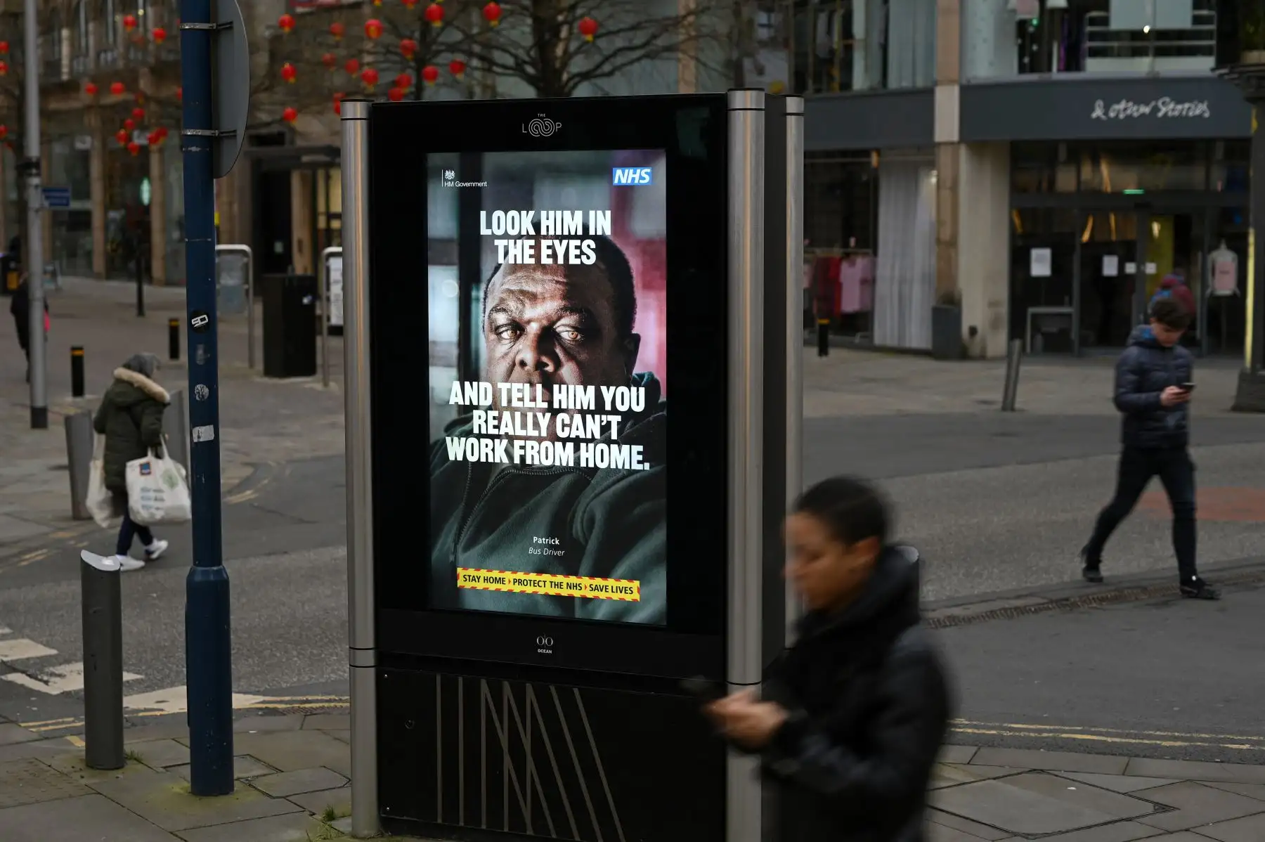 Un póster de información del Gobierno Covid-19 se exhibe en Manchester, norte de Inglaterra, el 19 de febrero de 2021, mientras la vida continúa bajo el tercer bloqueo del coronavirus. Foto: AFP