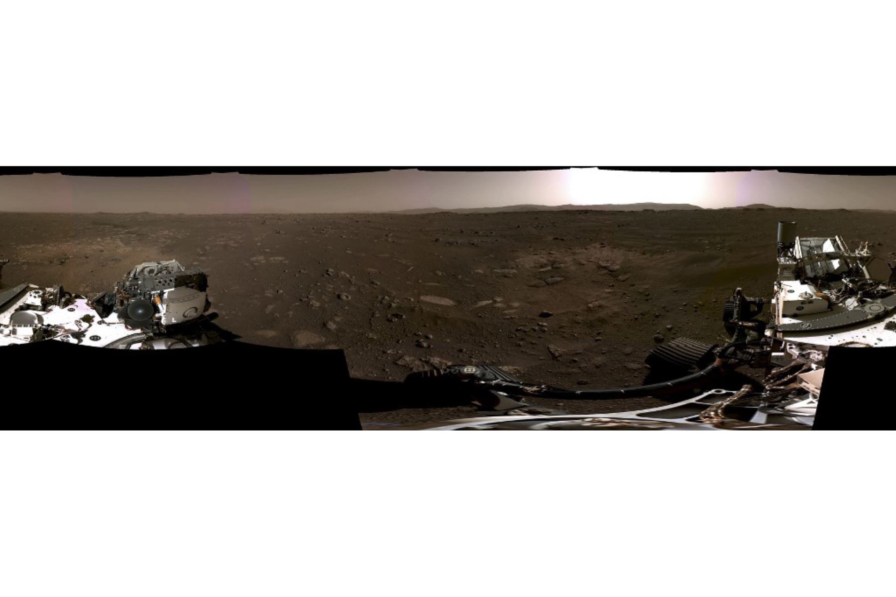 Esta foto de la NASA publicada el 22 de febrero de 2021 muestra una imagen panorámica, tomada el 20 de febrero de 2021, por las cámaras de navegación, o Navcams, a bordo del rover Perseverance Mars de la NASA, unidas a partir de seis imágenes individuales después de que fueron enviadas de regreso a la Tierra. Foto: AFP