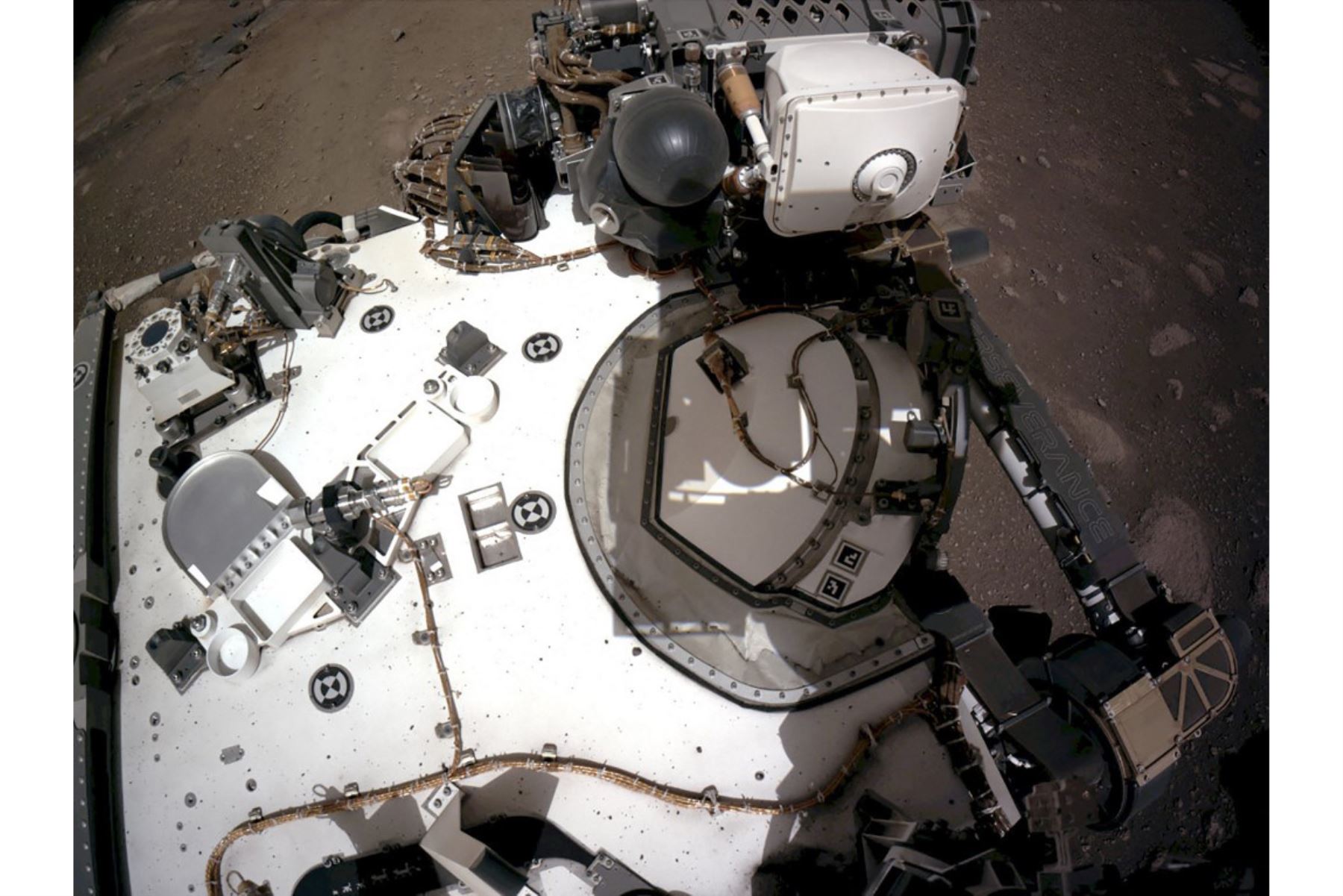 Esta foto de la NASA publicada el 22 de febrero de 2021 muestra las cámaras de navegación, o Navcams, a bordo del rover Perseverance Mars de la NASA. Foto: AFP