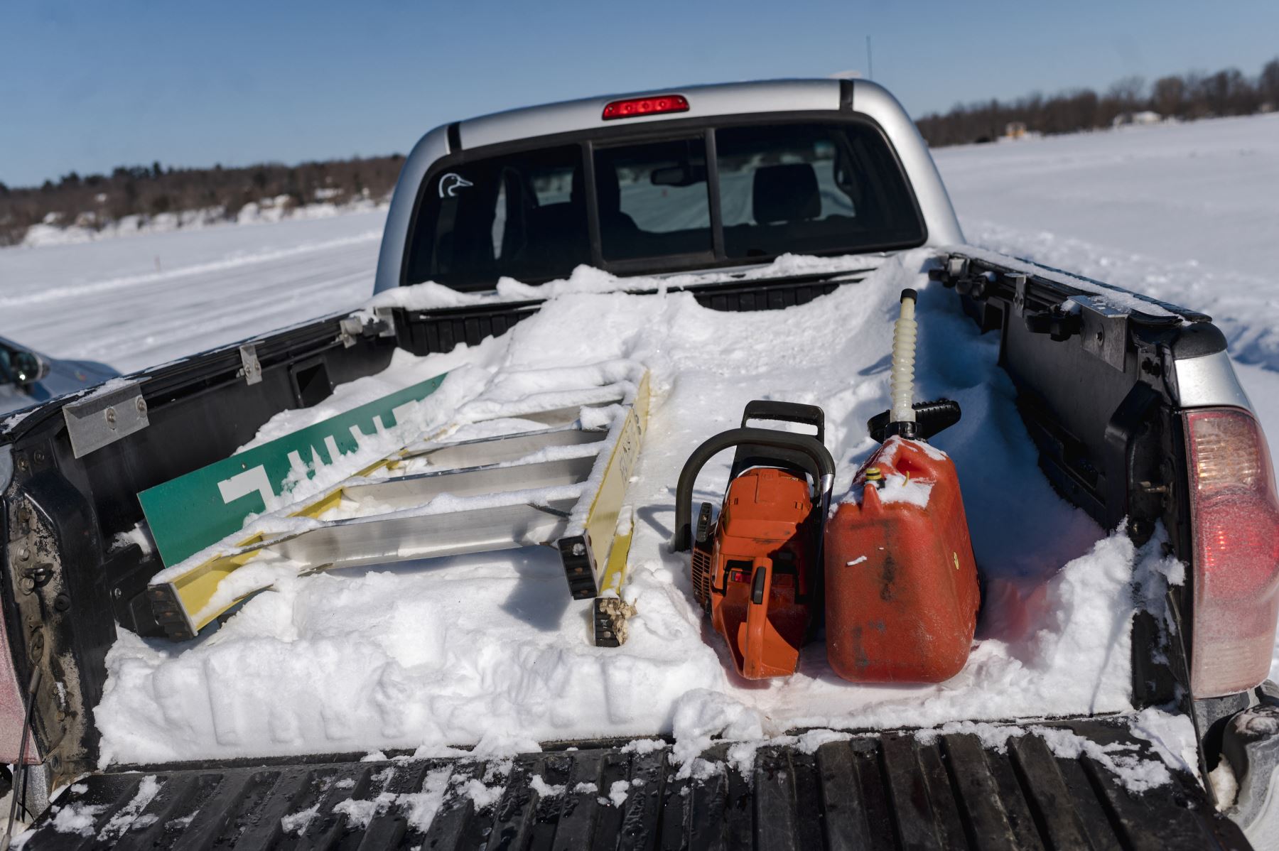 Las herramientas de Gilbert Cardin en la parte trasera de la caja de su camión, en Pointe-Fortune, Quebec, Canadá. Foto: AFP