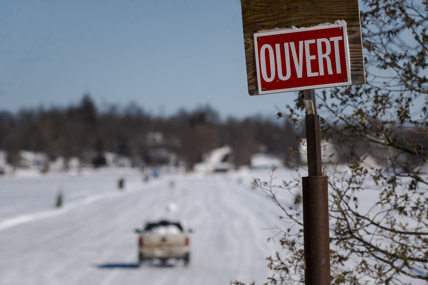Se observa un letrero de “abierto" cuando un automóvil se desplaza por la carretera de hielo que conecta las ciudades de Pointe-Fortune y Saint-Andre-d