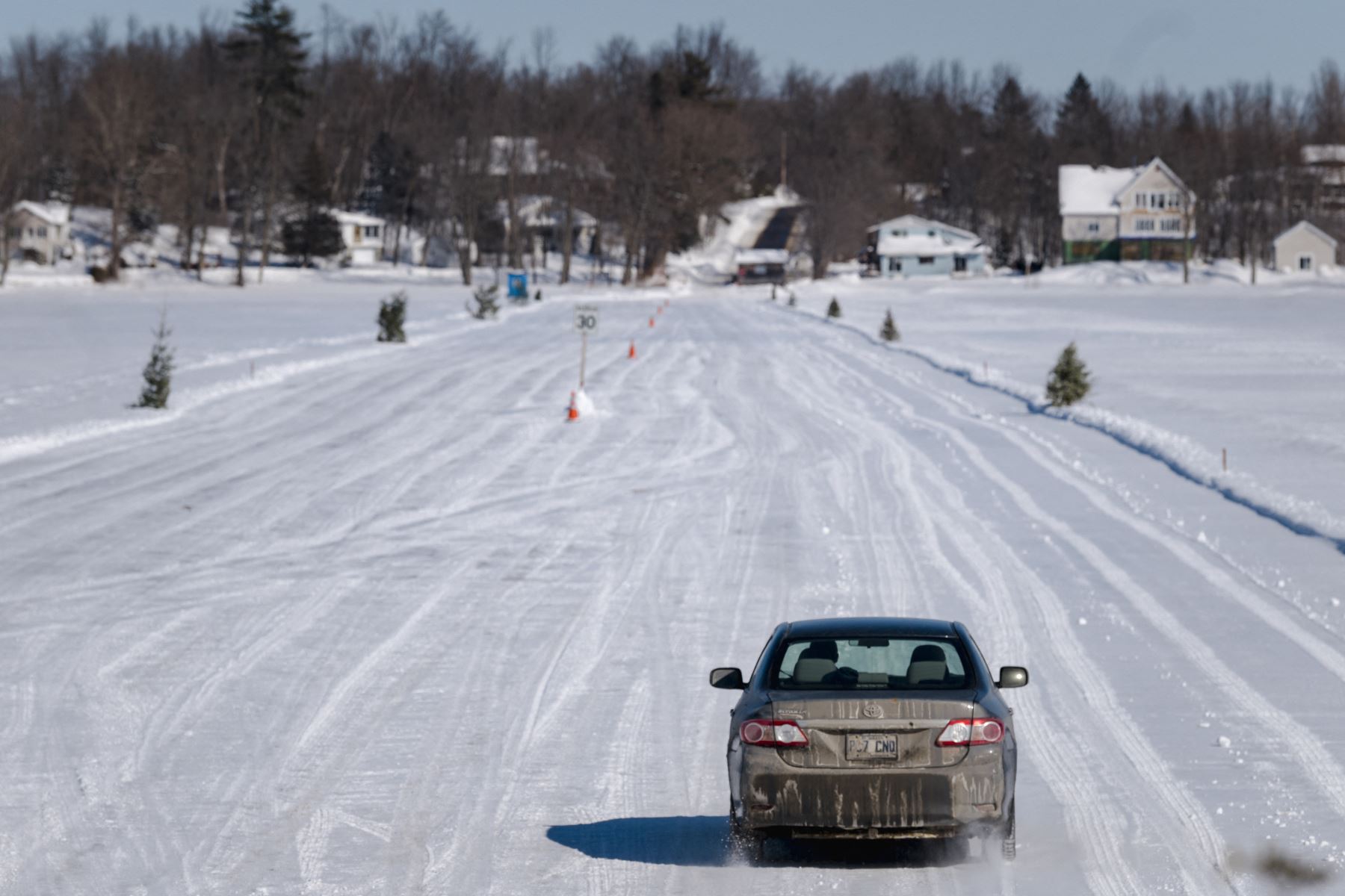 Un automóvil se desplaza por la carretera de hielo que conecta las ciudades de Pointe-Fortune y Saint-Andre-d