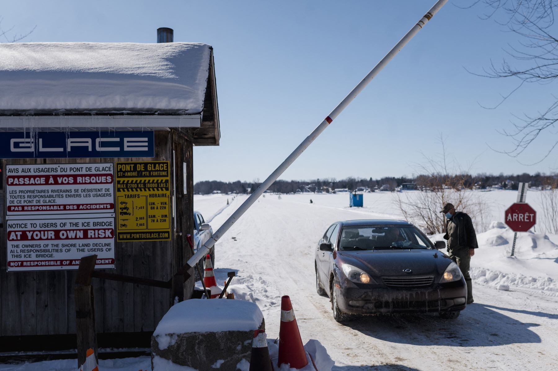 Un cliente paga por utilizar la ruta de hielo que conecta las localidades de Pointe-Fortune y Saint-Andre-d
