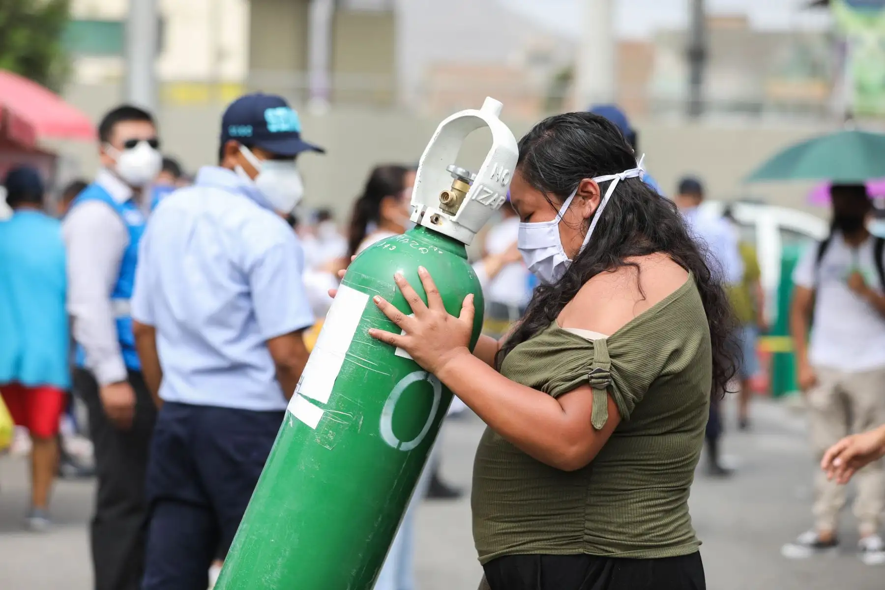 Vecinos de San Juan de Lurigancho y otros distritos llegan hasta la Planta de Oxígeno en SISOL de SJL para recargar sus balones y poder llevárselos a sus familiares enfermos de covid-19. Foto: MML