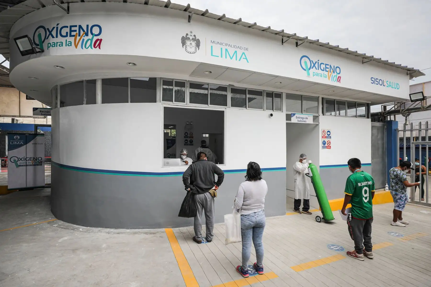 Vecinos de San Juan de Lurigancho y otros distritos llegan hasta la Planta de Oxígeno en SISOL de SJL para recargar sus balones y poder llevárselos a sus familiares enfermos de covid-19. Foto: MML