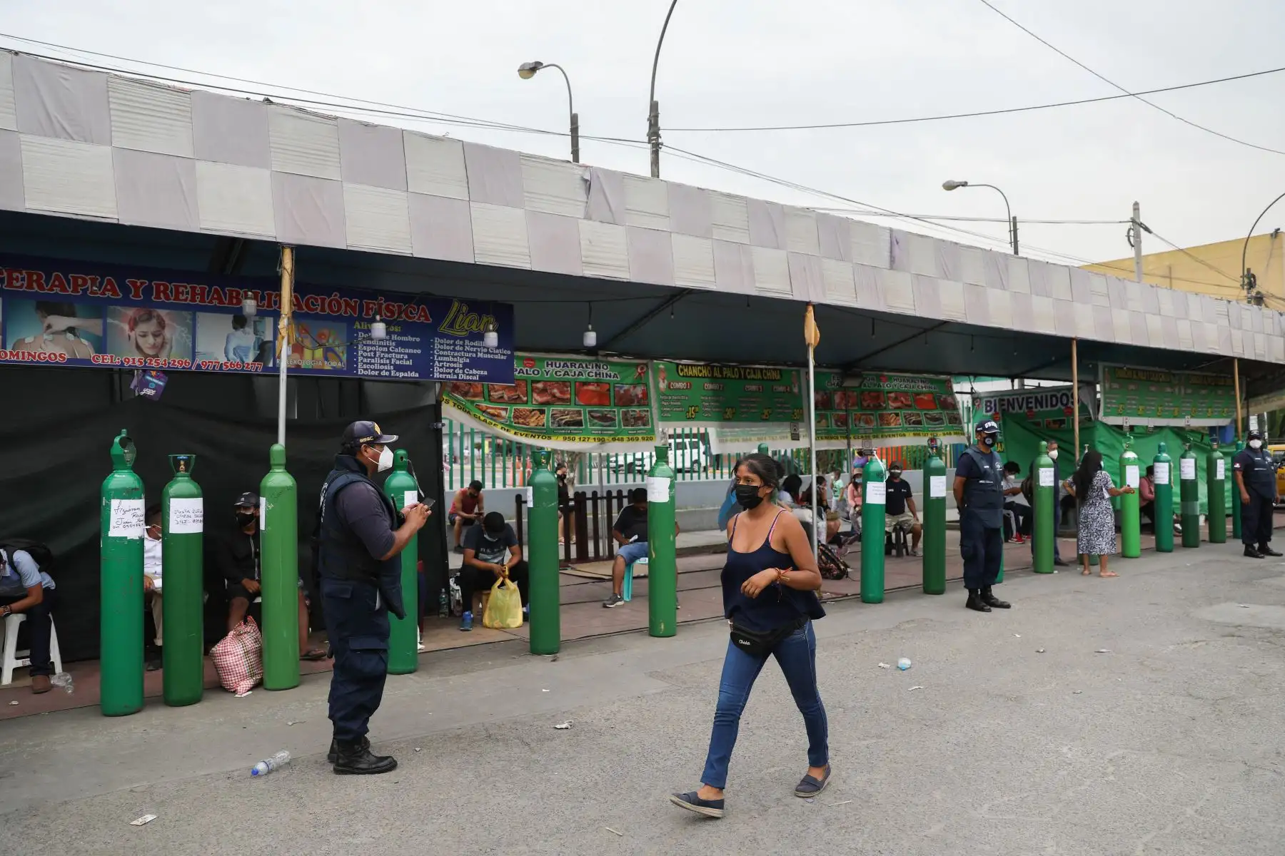 Vecinos de San Juan de Lurigancho y otros distritos llegan hasta la Planta de Oxígeno en SISOL de SJL para recargar sus balones y poder llevárselos a sus familiares enfermos de covid-19. Foto: MML