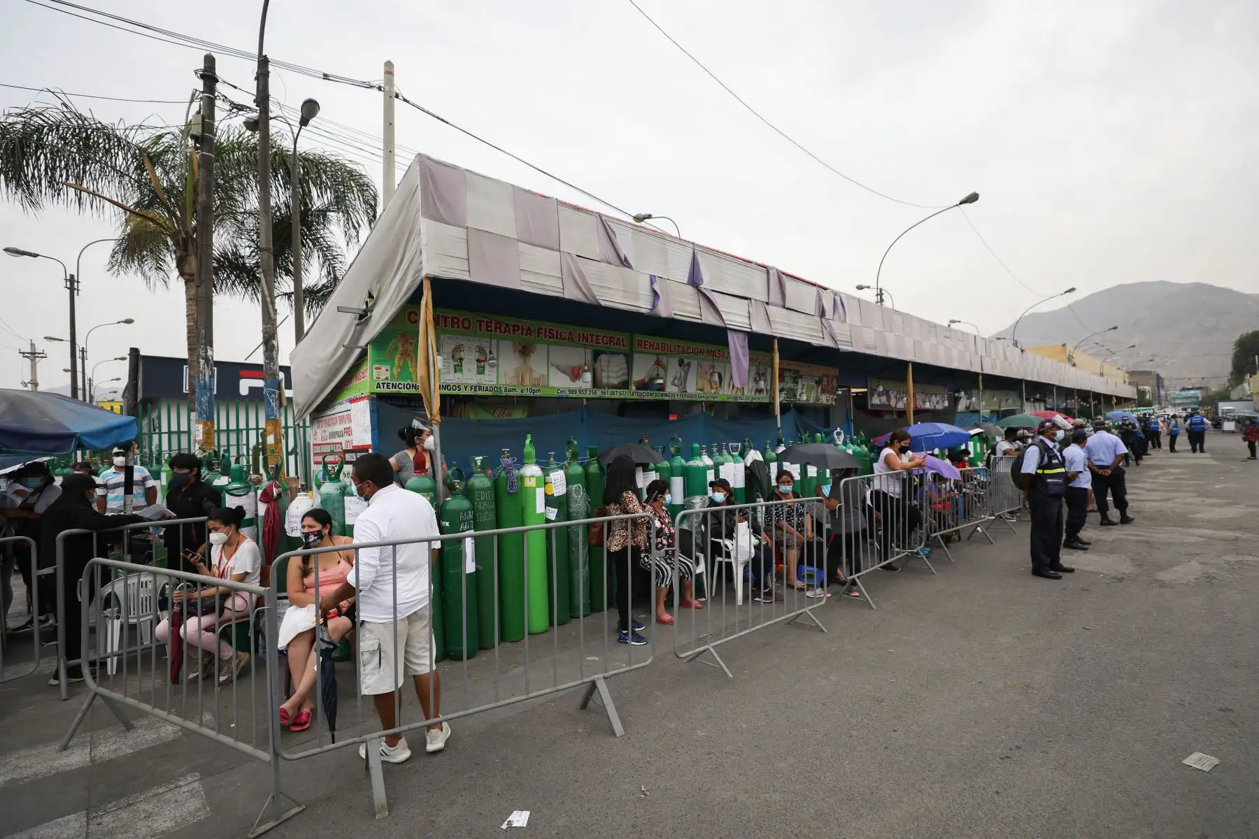 Vecinos de San Juan de Lurigancho y otros distritos llegan hasta la Planta de Oxígeno en SISOL de SJL para recargar sus balones y poder llevárselos a sus familiares enfermos de covid-19. Foto: MML