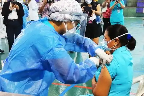 Al finalizar la aplicación de sus dos dosis, el personal podrá referir a los CAAT, que producen oxígeno medicinal, a los pacientes en caso se agravaran. Foto: ANDINA/Minsa