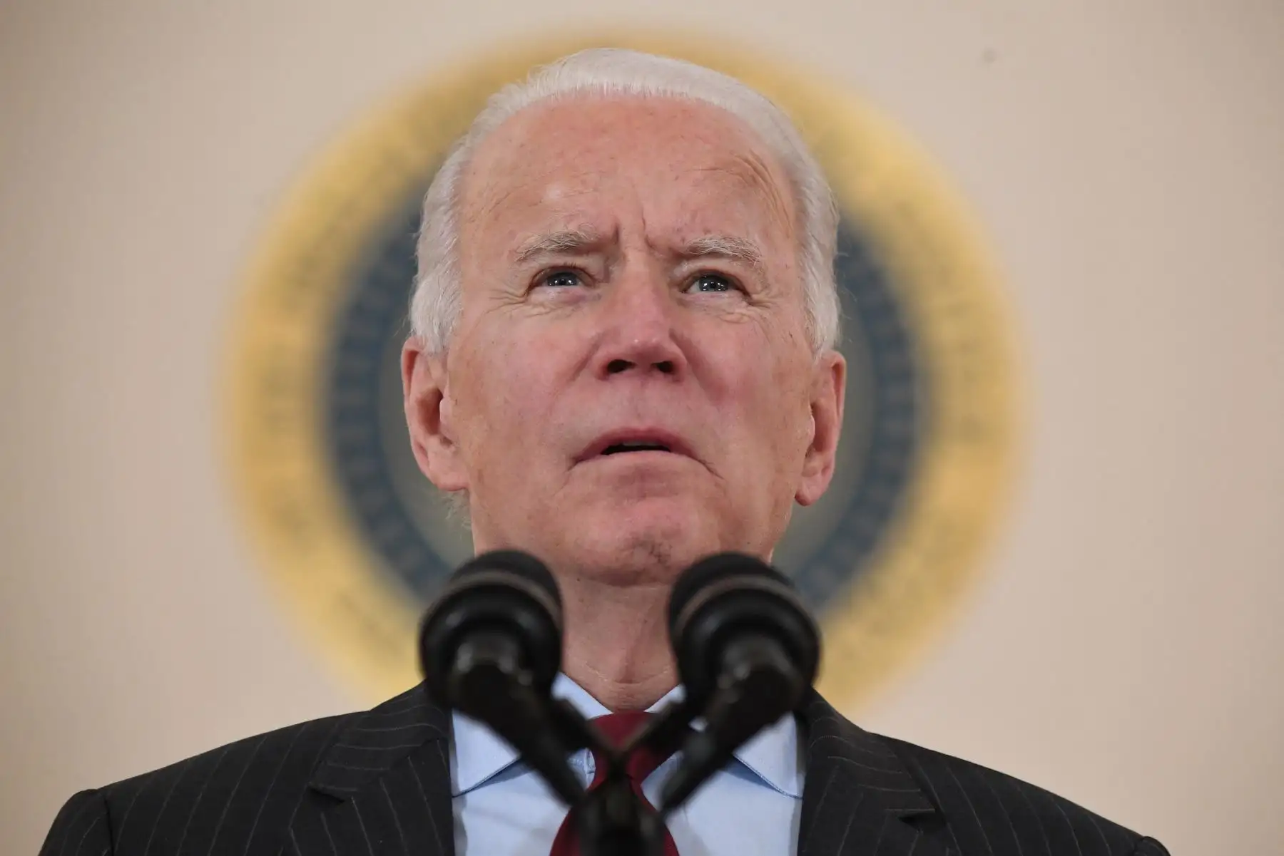 Tras su discurso, el mandatario acompañado de la primera dama, Jill Biden, de Harris y de su marido, Doug Emhoff, guardaron un minuto de silencio por los fallecidos en el pórtico sur de la Casa Blanca. Foto: AFP