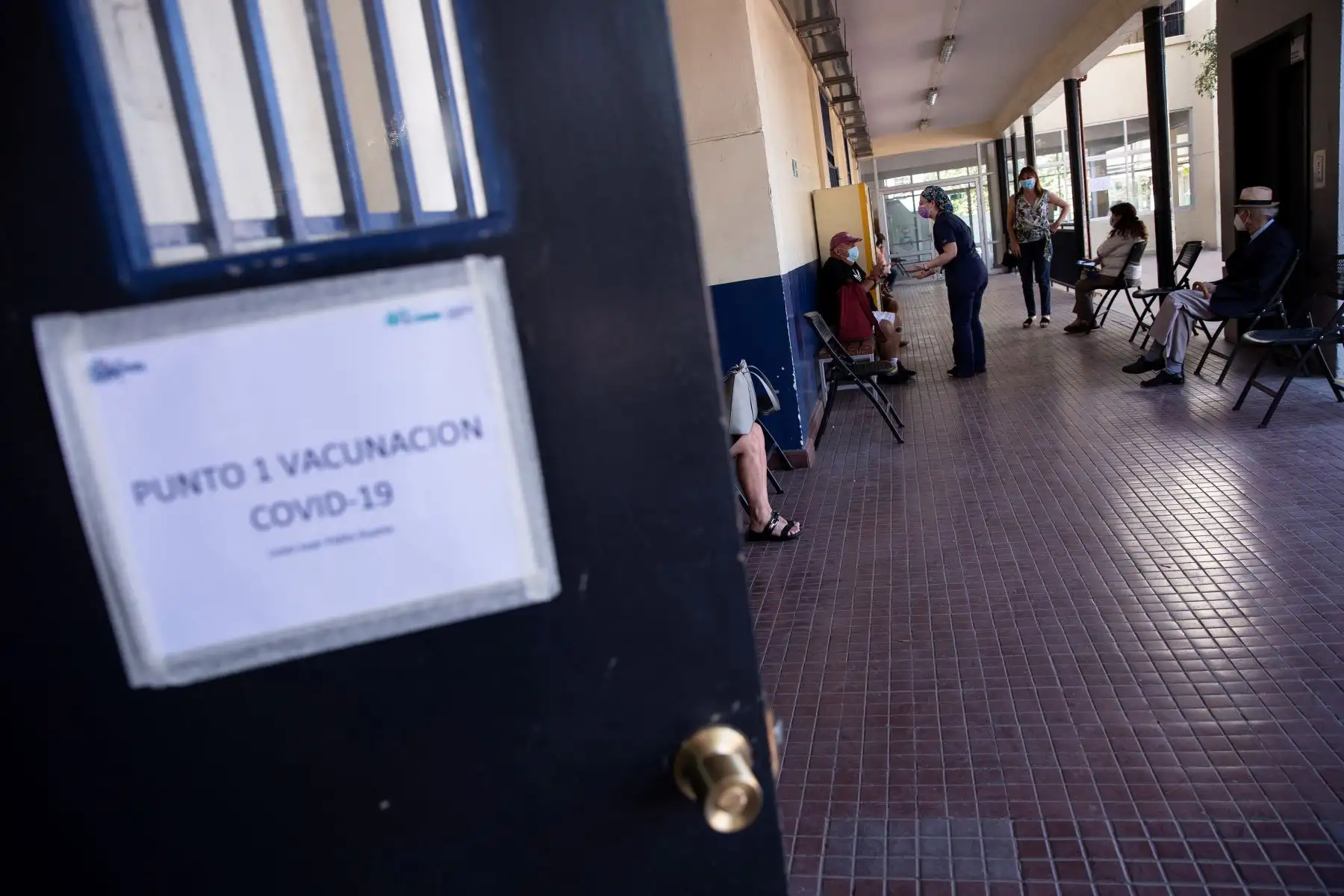 Una enfermera supervisa el estado de salud de varias personas inoculadas con una dosis de la vacuna china del laboratorio Sinovac contra la Covid-19, el 22 de febrero 2021, en un centro de vacunación en Santiago de Chile. Foto: EFE