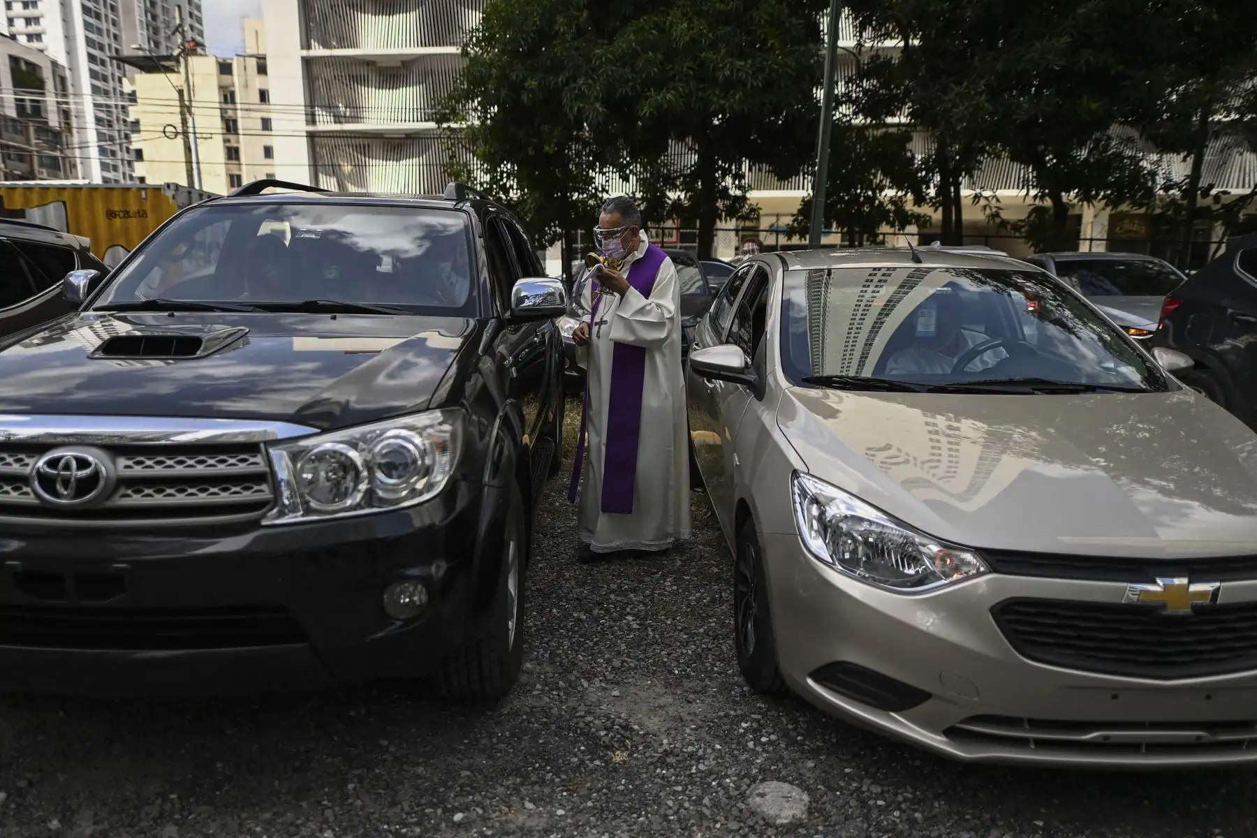 El Arzobispo de Panamá, José Domingo Ulloa, celebra una misa el miércoles de ceniza, primer día de Cuaresma, en el estacionamiento de la Basílica San Francisco de la Caleta, en la ciudad de Panamá, el 17 de febrero de 2021. Foto: AFP