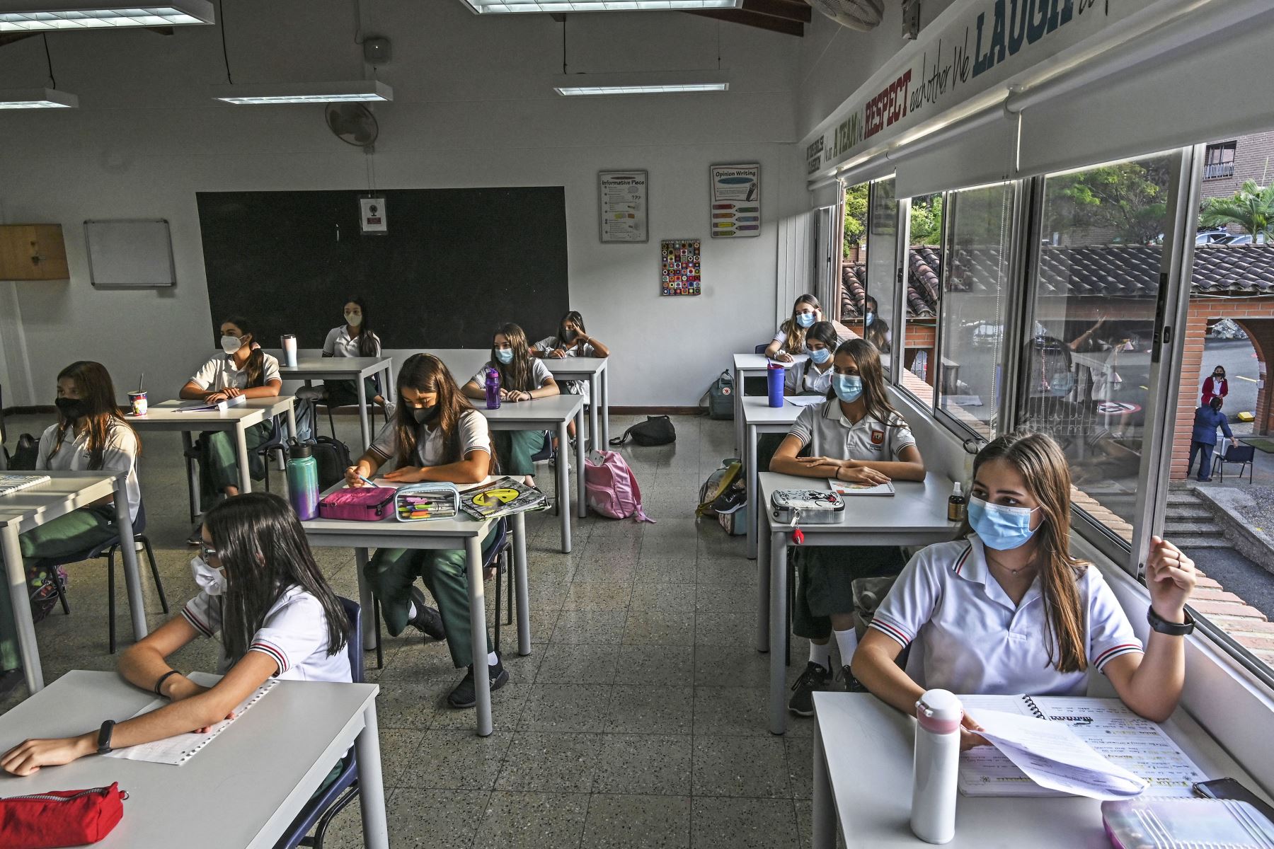 Los estudiantes participan en una clase en el Colegio Privado Los Pinares en Medellín, Colombia, el 10 de febrero de 2021. Foto: AFP